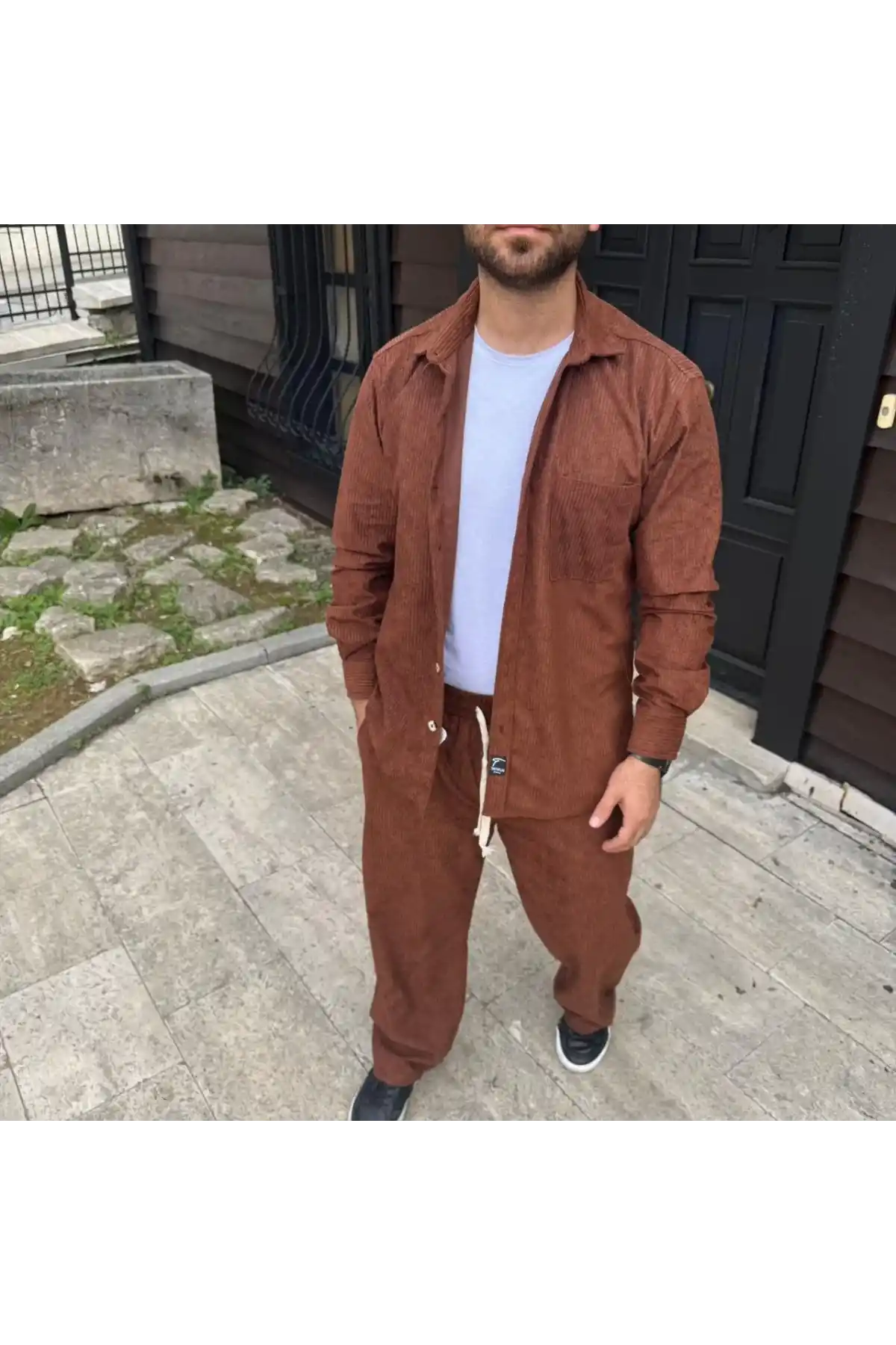 Erkek Kadife Oversize Takım – Gömlek ve Pantolon İkili Set Füme Corduroy Şıklığı, Rahat ve Zarif Duruş Yumuşak Dokulu Kadife Kumaş, Düğmeli Gömlek Üst ve Lastikli Pantolon Alt Parça ile Gün Boyu Konfor- Kiremit