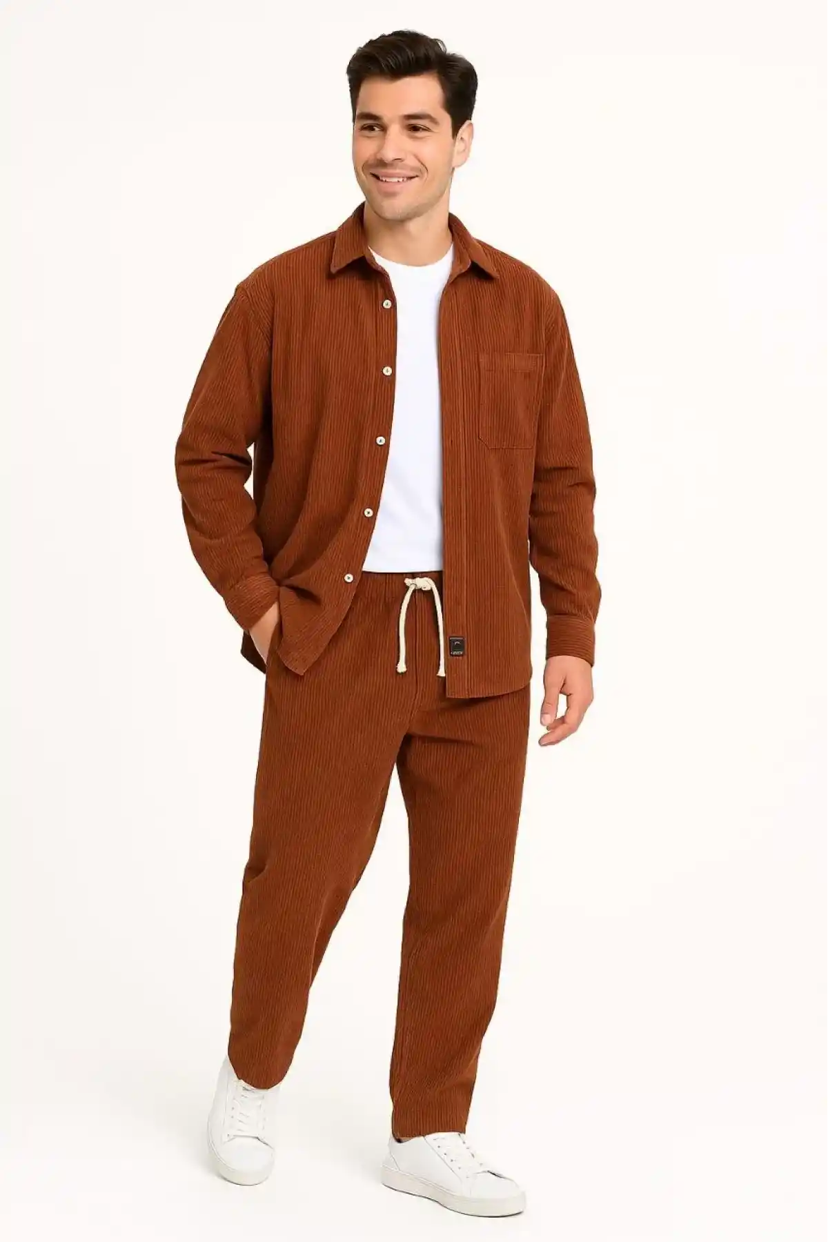 Erkek Kadife Oversize Takım – Gömlek ve Pantolon İkili Set Füme Corduroy Şıklığı, Rahat ve Zarif Duruş Yumuşak Dokulu Kadife Kumaş, Düğmeli Gömlek Üst ve Lastikli Pantolon Alt Parça ile Gün Boyu Konfor- Kiremit