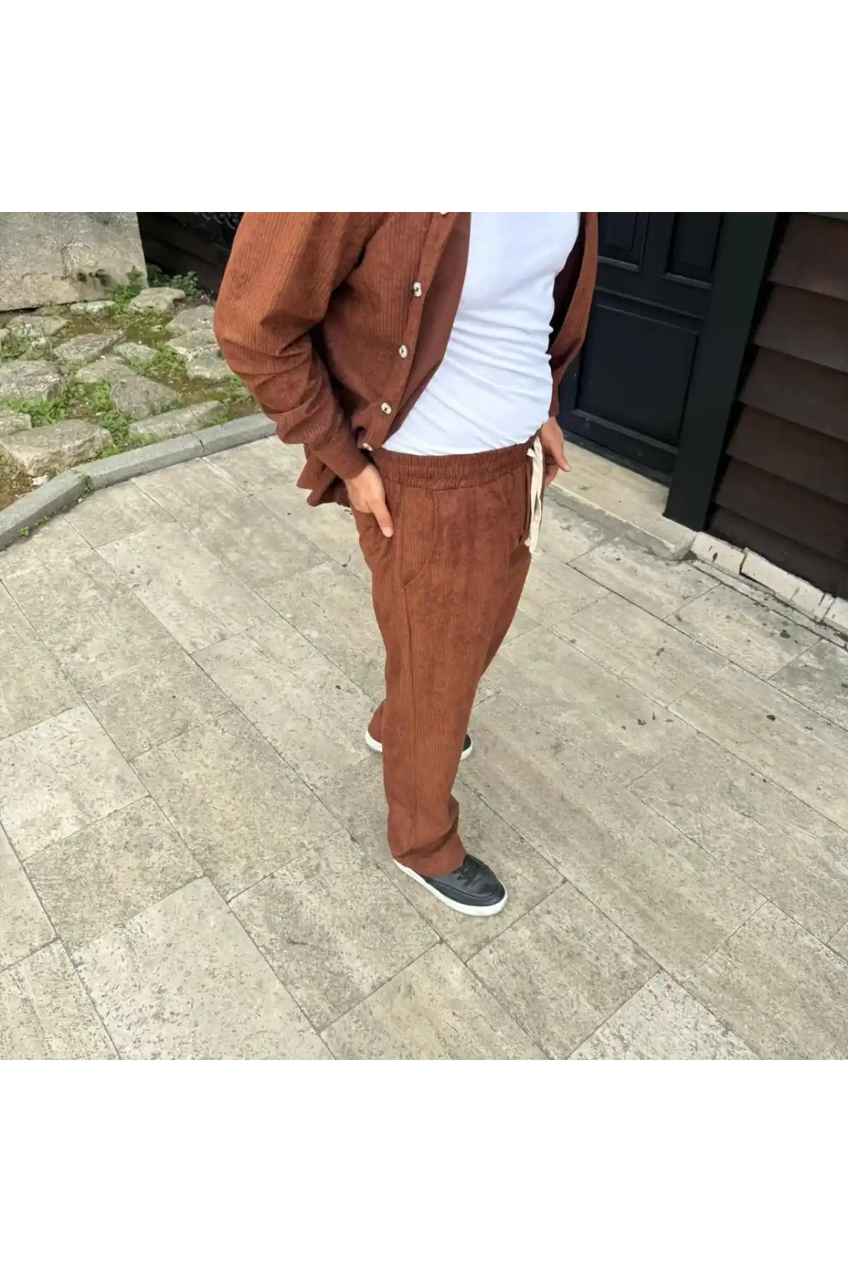 Erkek Kadife Oversize Takım – Gömlek ve Pantolon İkili Set Füme Corduroy Şıklığı, Rahat ve Zarif Duruş Yumuşak Dokulu Kadife Kumaş, Düğmeli Gömlek Üst ve Lastikli Pantolon Alt Parça ile Gün Boyu Konfor- Kiremit