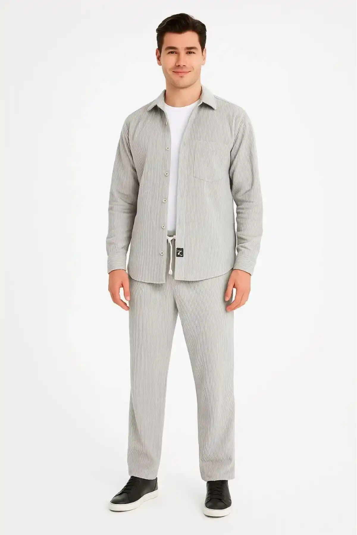 Erkek Kadife Oversize Takım – Gömlek ve Pantolon İkili Set Füme Corduroy Şıklığı, Rahat ve Zarif Duruş Yumuşak Dokulu Kadife Kumaş, Düğmeli Gömlek Üst ve Lastikli Pantolon Alt Parça ile Gün Boyu Konfor- Gri