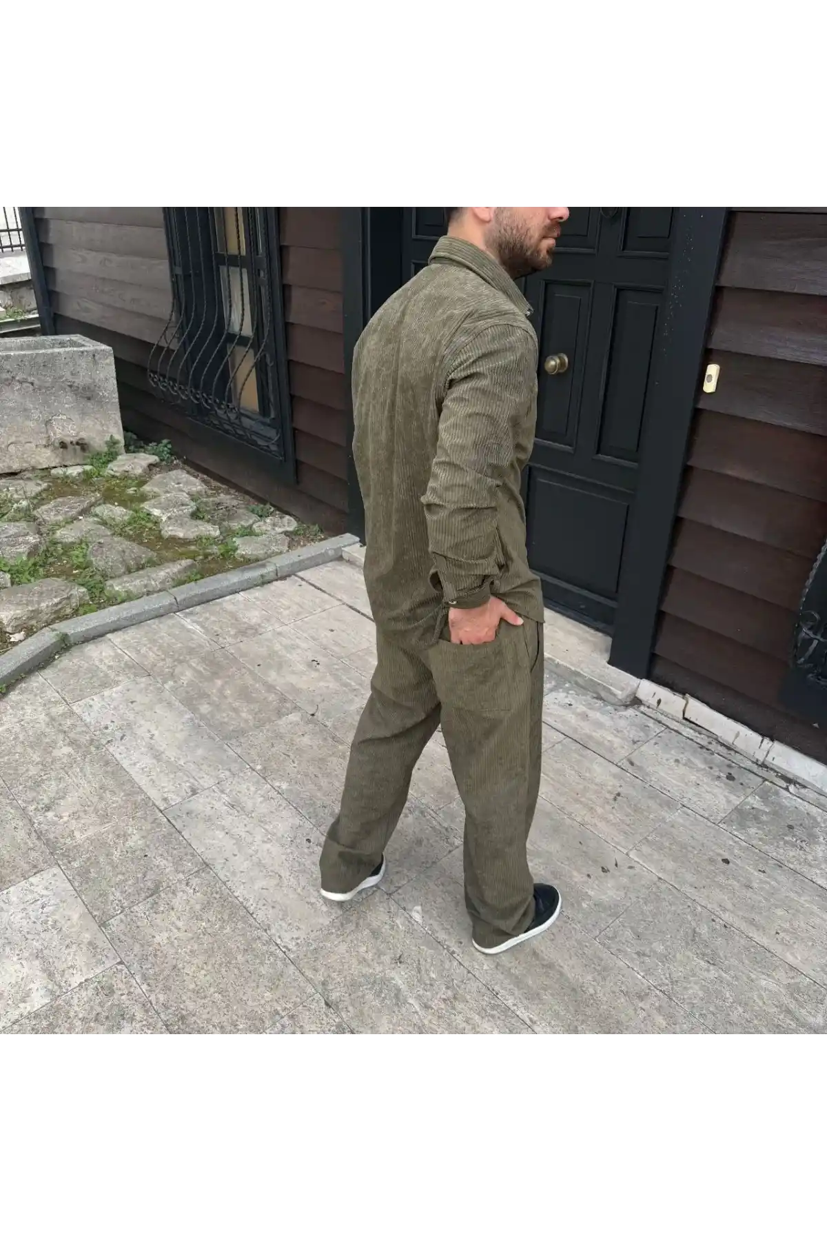 Erkek Kadife Oversize Takım – Gömlek ve Pantolon İkili Set Füme Corduroy Şıklığı, Rahat ve Zarif Duruş Yumuşak Dokulu Kadife Kumaş, Düğmeli Gömlek Üst ve Lastikli Pantolon Alt Parça ile Gün Boyu Konfor- Haki