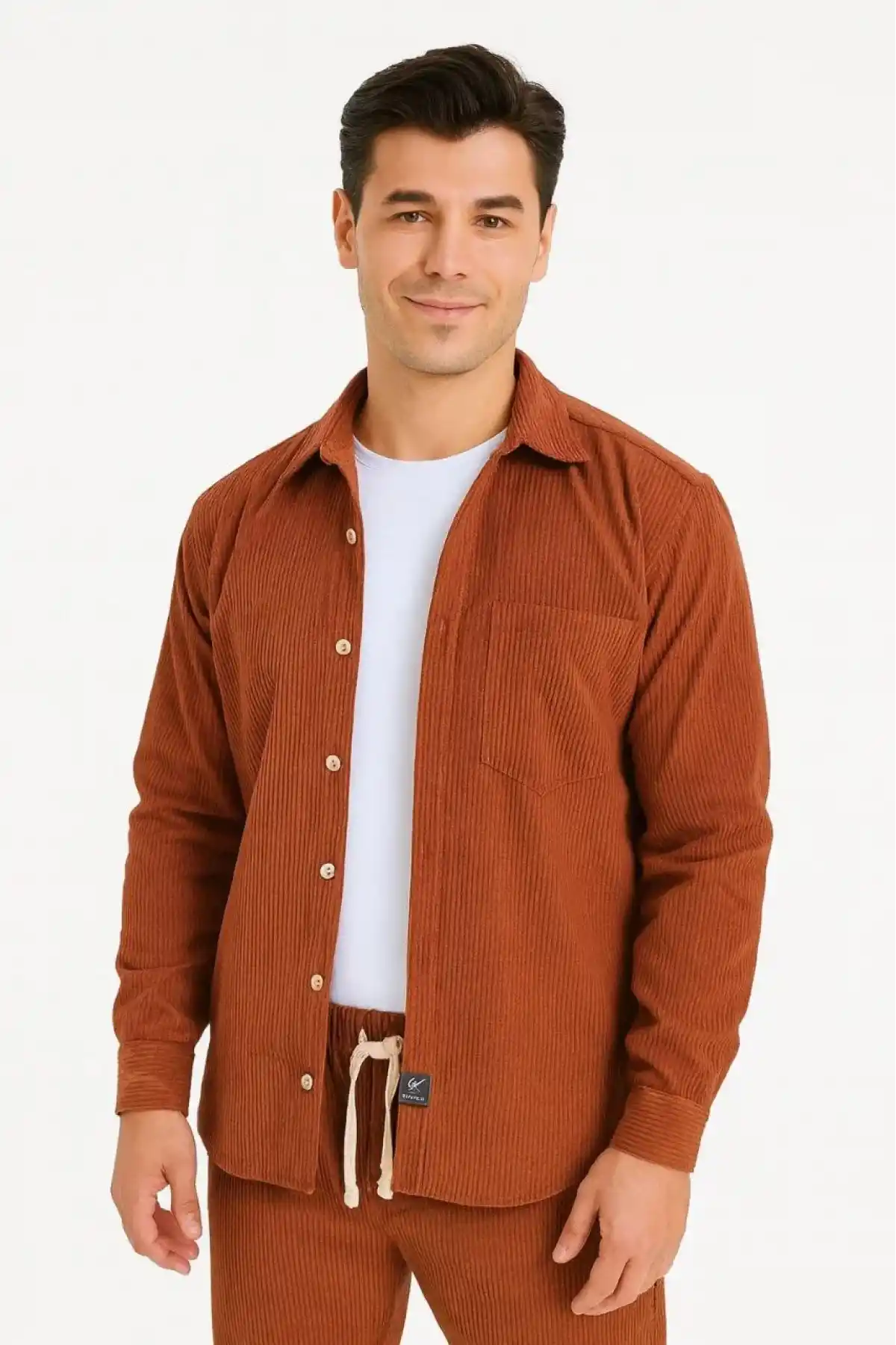 Erkek Kadife Oversize Takım – Gömlek ve Pantolon İkili Set Füme Corduroy Şıklığı, Rahat ve Zarif Duruş Yumuşak Dokulu Kadife Kumaş, Düğmeli Gömlek Üst ve Lastikli Pantolon Alt Parça ile Gün Boyu Konfor- Kiremit