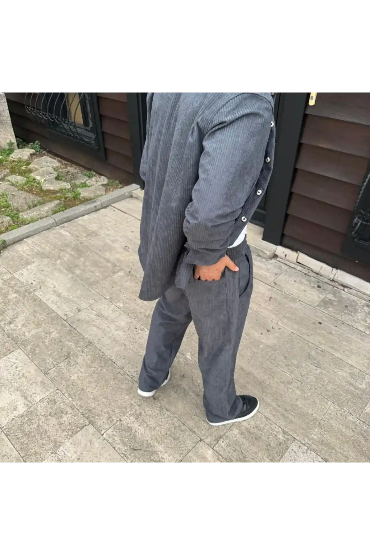 Erkek Kadife Oversize Takım – Gömlek ve Pantolon İkili Set Füme Corduroy Şıklığı, Rahat ve Zarif Duruş Yumuşak Dokulu Kadife Kumaş, Düğmeli Gömlek Üst ve Lastikli Pantolon Alt Parça ile Gün Boyu Konfor- Füme