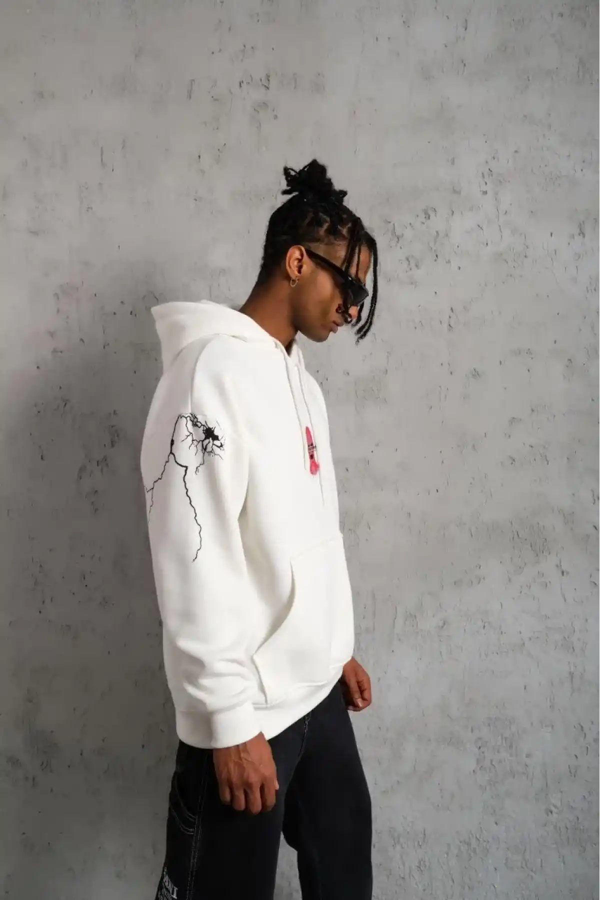 Erkek Oversize Üç İplik Kapüşonlu Sweatshirt – “Don’t Be Terrified” Ön, Sırt ve Kol Baskılı, Kanguru Cepli, Ribanalı Rahat Model - Beyaz