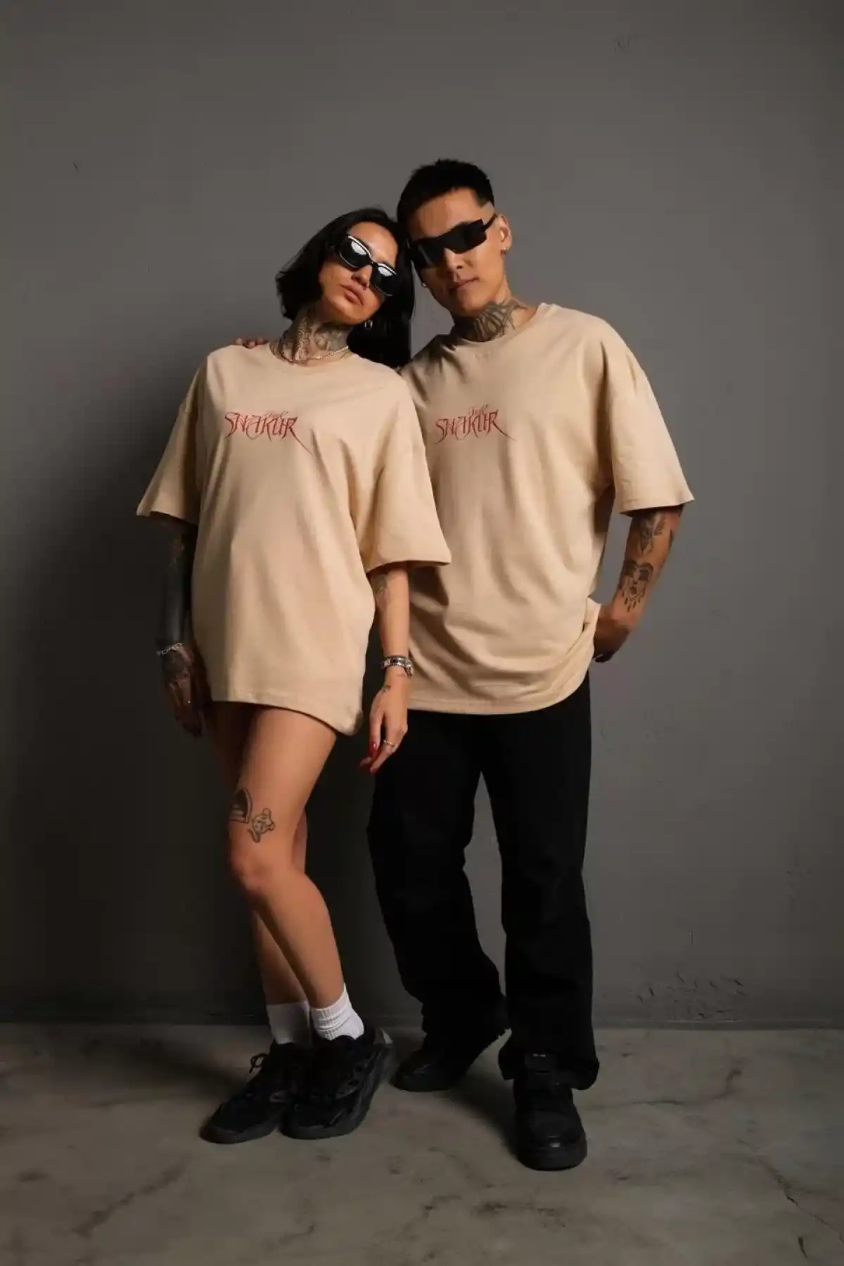 Erkek Oversize Tişört – Beyaz 24/1 Penye Kumaş, Bisiklet Yaka, Ön & Arka Baskılı, Streetwear Tarzı Rahat Büyük Kalıp T-Shirt - Bej