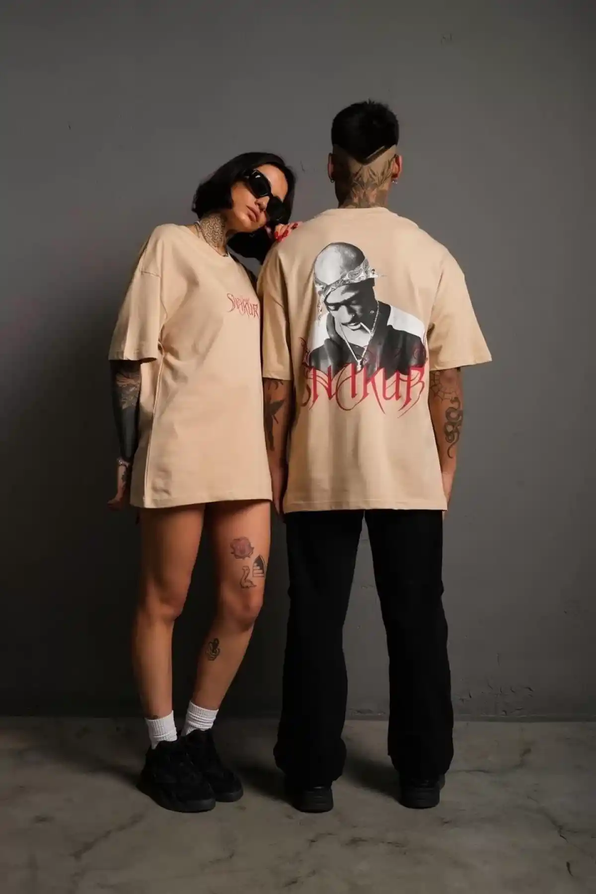 Erkek Oversize Tişört – Beyaz 24/1 Penye Kumaş, Bisiklet Yaka, Ön & Arka Baskılı, Streetwear Tarzı Rahat Büyük Kalıp T-Shirt - Bej