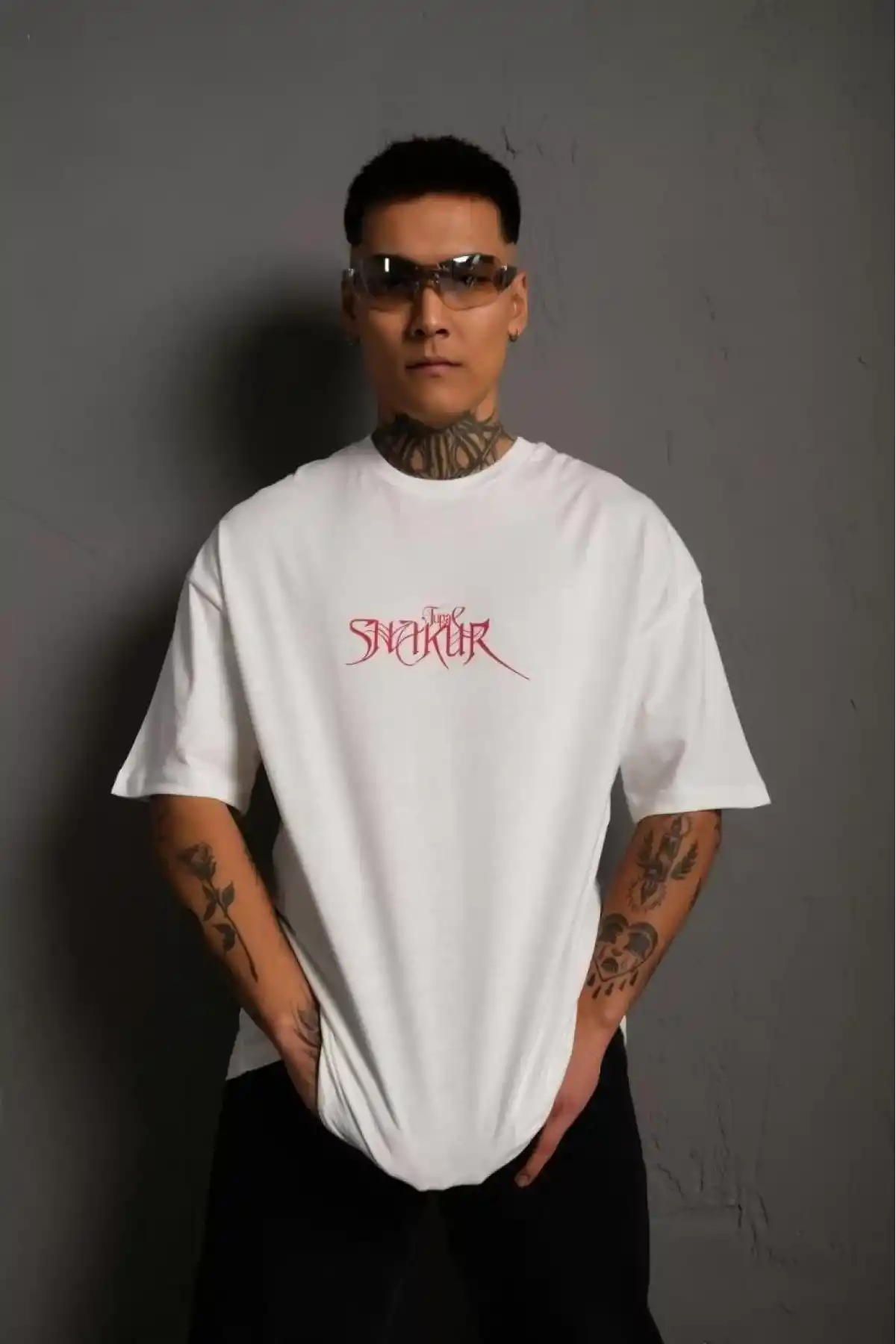 Erkek Oversize Tişört – Beyaz 24/1 Penye Kumaş, Bisiklet Yaka, Ön & Arka Baskılı, Streetwear Tarzı Rahat Büyük Kalıp T-Shirt- Beyaz