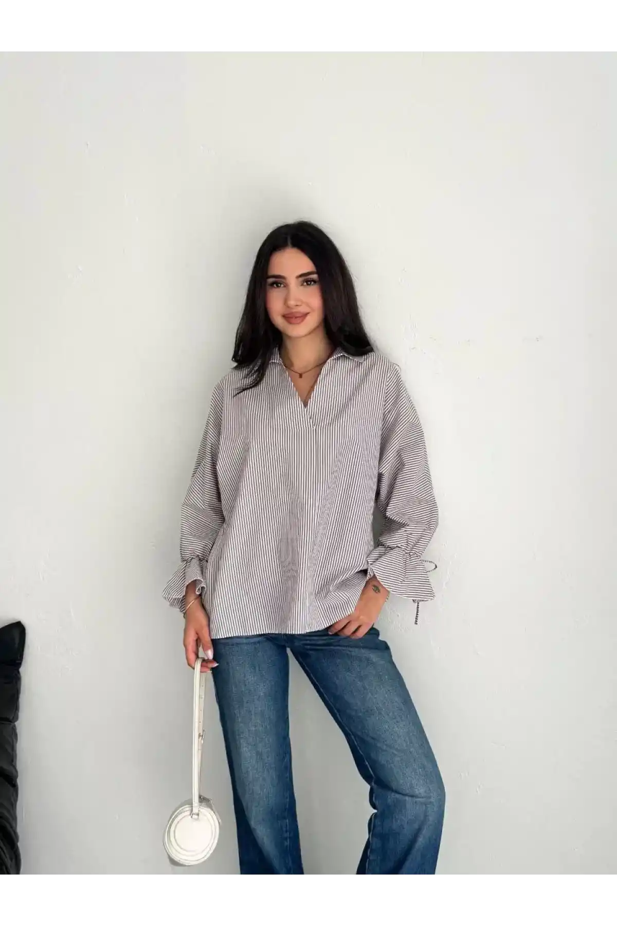 Kadın Arkası Asimetrik Yırtmaç Kesim Detaylı Cizgili Bluz Gömlek - Gri