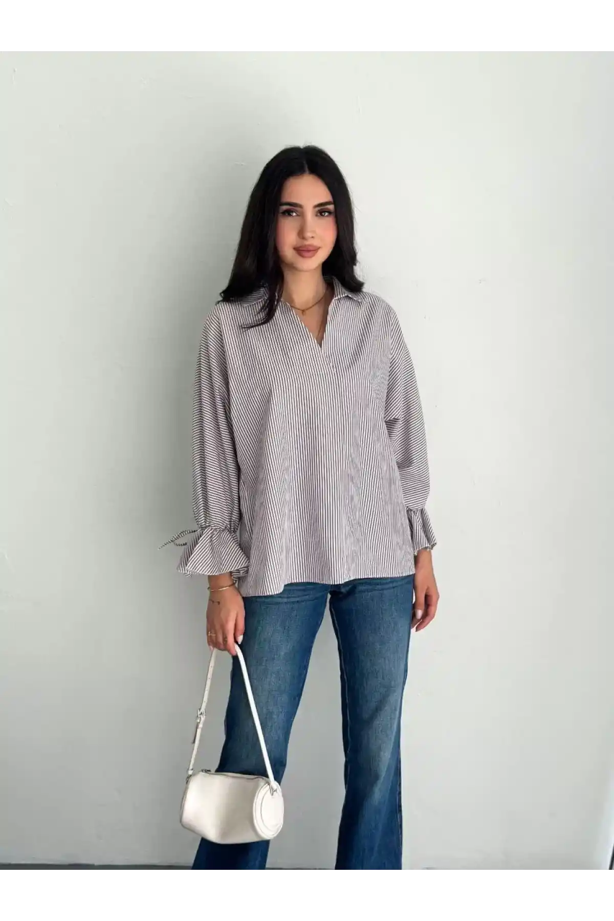Kadın Arkası Asimetrik Yırtmaç Kesim Detaylı Cizgili Bluz Gömlek - Gri