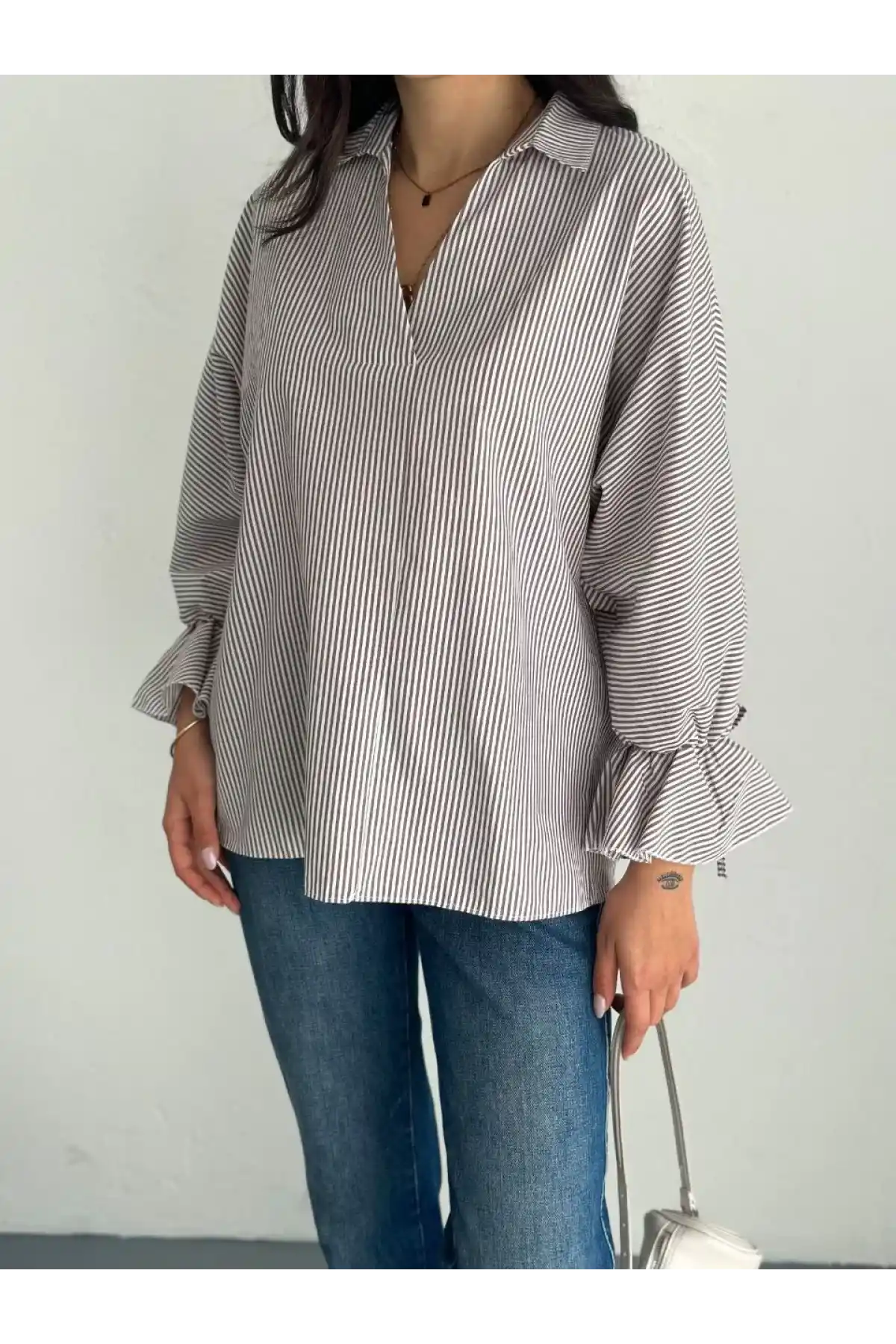 Kadın Arkası Asimetrik Yırtmaç Kesim Detaylı Cizgili Bluz Gömlek - Gri