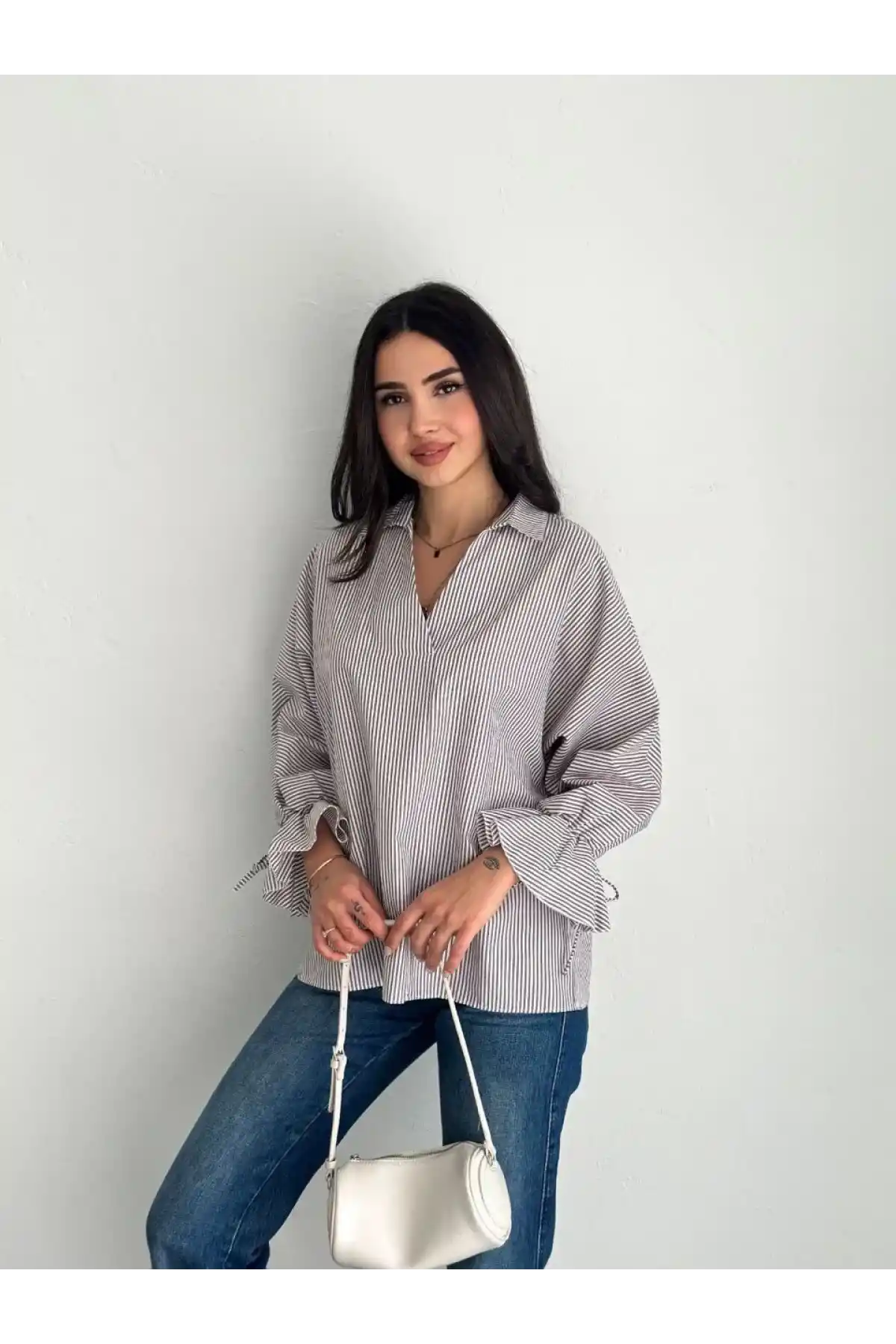 Kadın Arkası Asimetrik Yırtmaç Kesim Detaylı Cizgili Bluz Gömlek - Gri