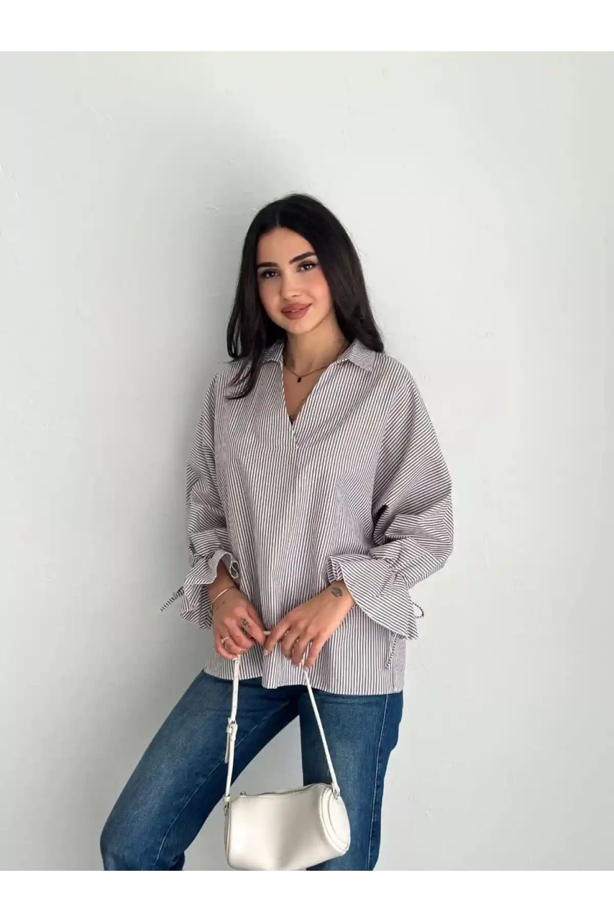 Kadın Arkası Asimetrik Yırtmaç Kesim Detaylı Cizgili Bluz Gömlek - Gri