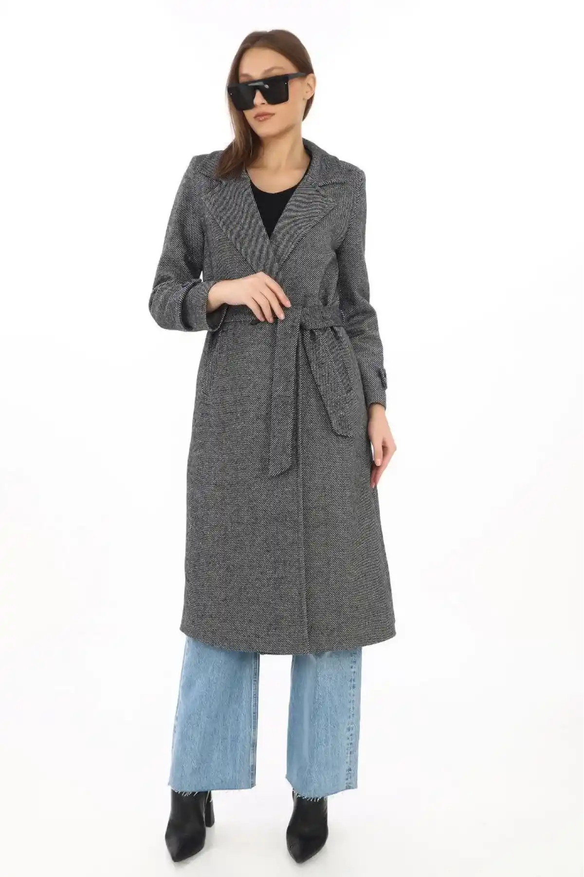 Kadın Balık Sırtı Kaşe Kaban – Uzun Boy Kruvaze Yaka Kuşaklı Astarlı Kışlık Tesettür Kaban, Yünlü Dokuma Kaşmir Kumaş, Cepli Rahat Oversize Kalıp Şık Modern Kaban Mont Modeli (Günlük ve Özel Gün Kombinlerine Uygun) - Füme