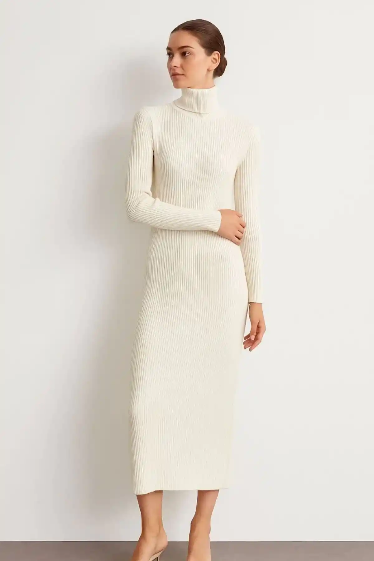 Kadın Boğazlı Triko Elbise – Uzun Fitilli Esnek Dokuma, Tam Kalıp, Kışlık & Baharlık Şık Rahat Stil, 130 cm Midi Boy Elbise - Beyaz