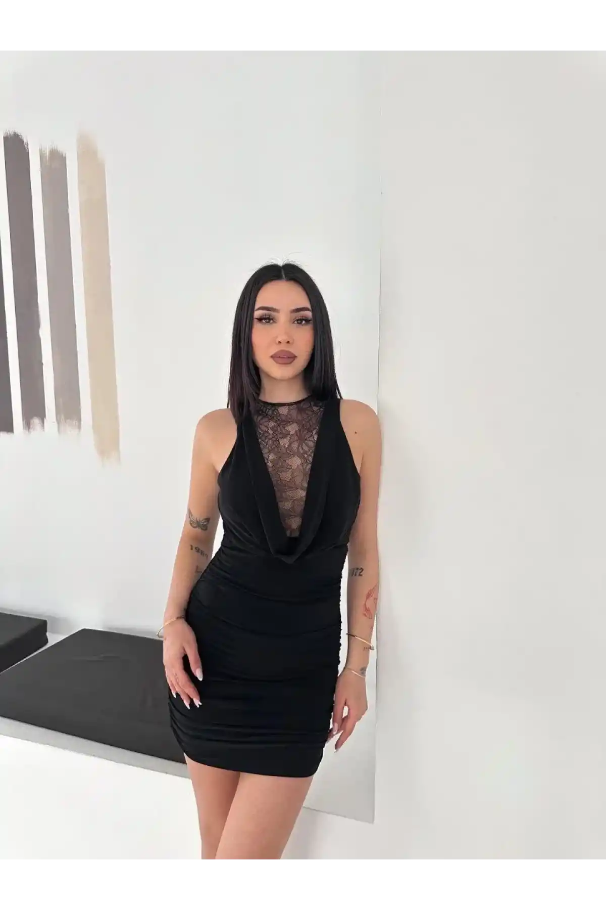 Kadın Dantel Detaylı Derin Dekolte Drapeli Mini Elbise Şık Kolsuz - Siyah