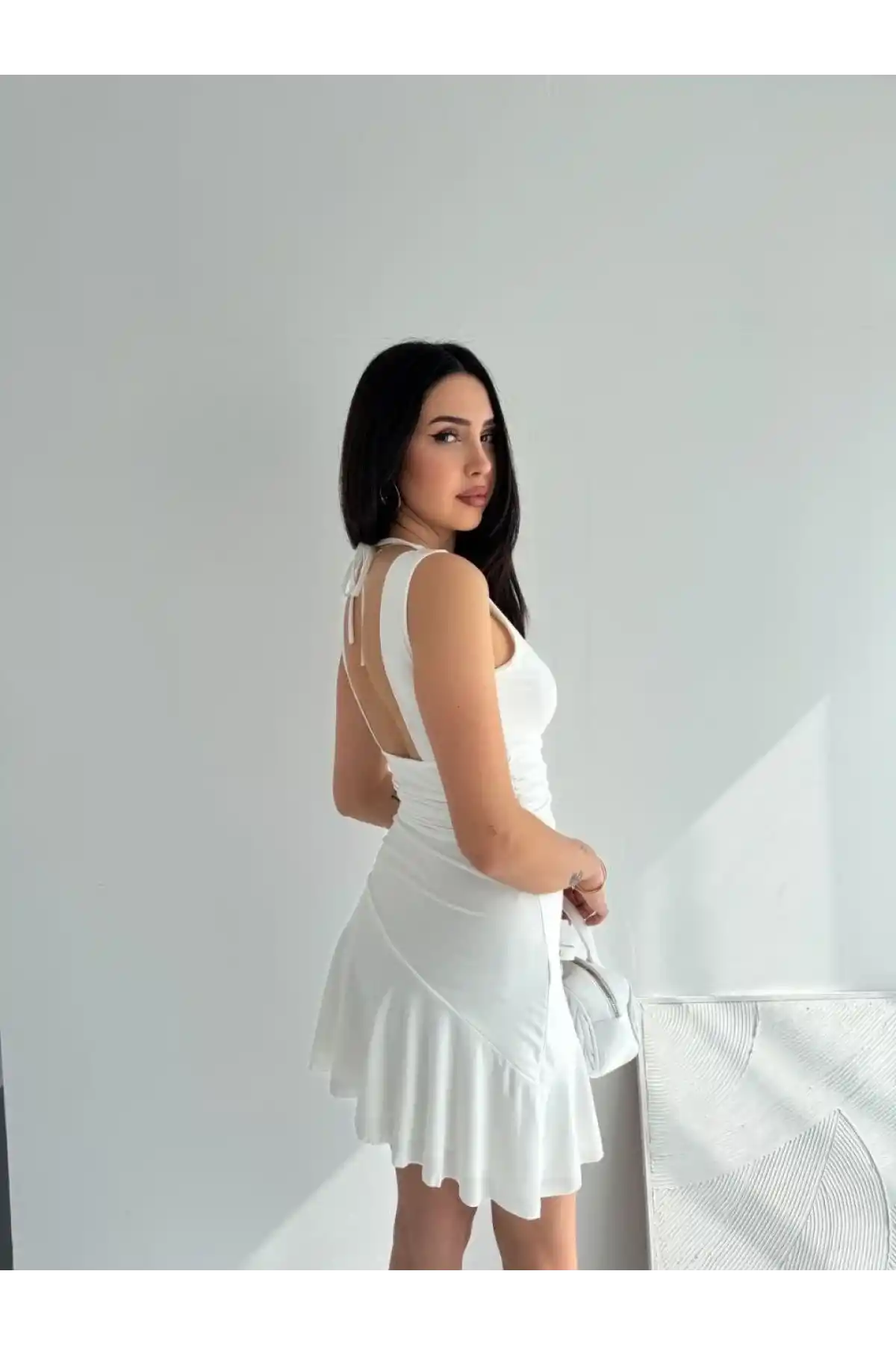 Kadın Derin V Yaka Sırt Dekolteli Mini Elbise Drapeli Şık Kolsuz - Beyaz