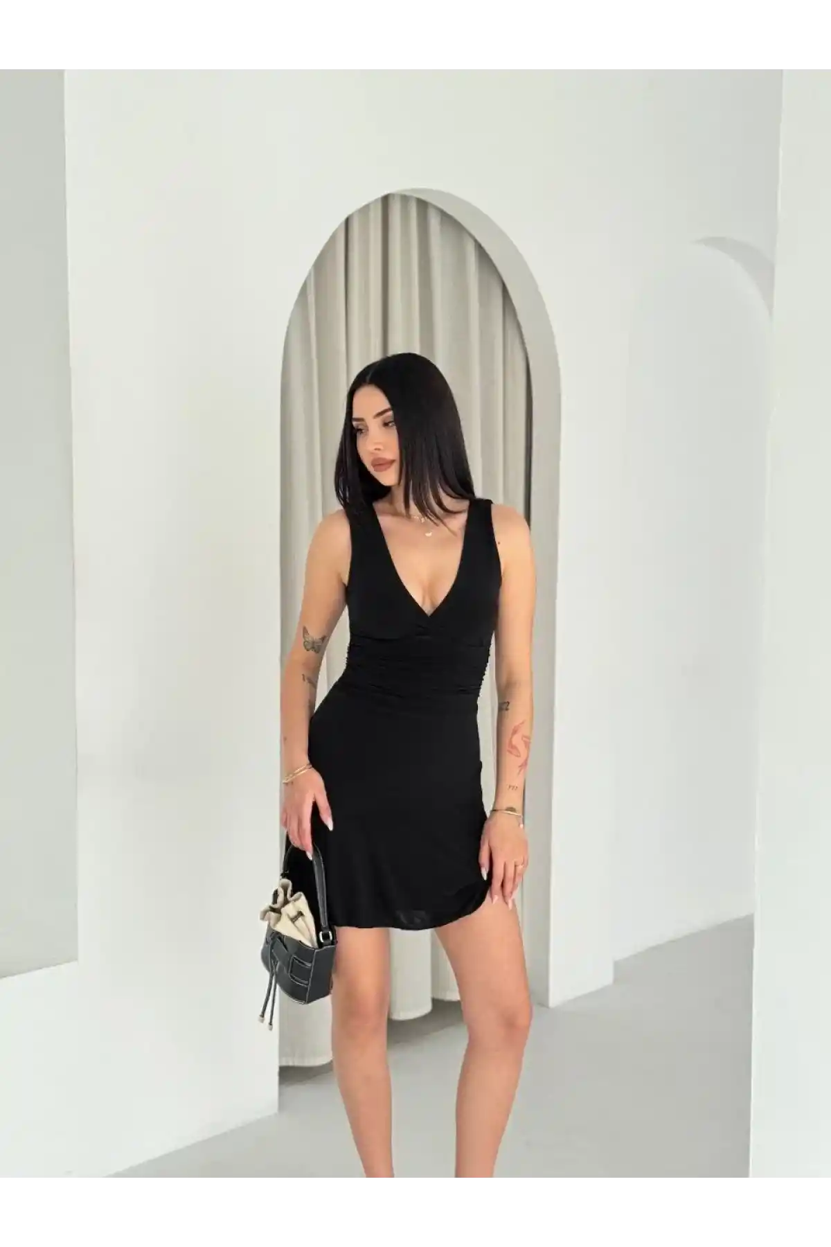 Kadın Derin V Yaka Sırt Dekolteli Mini Elbise Drapeli Şık Kolsuz - Siyah