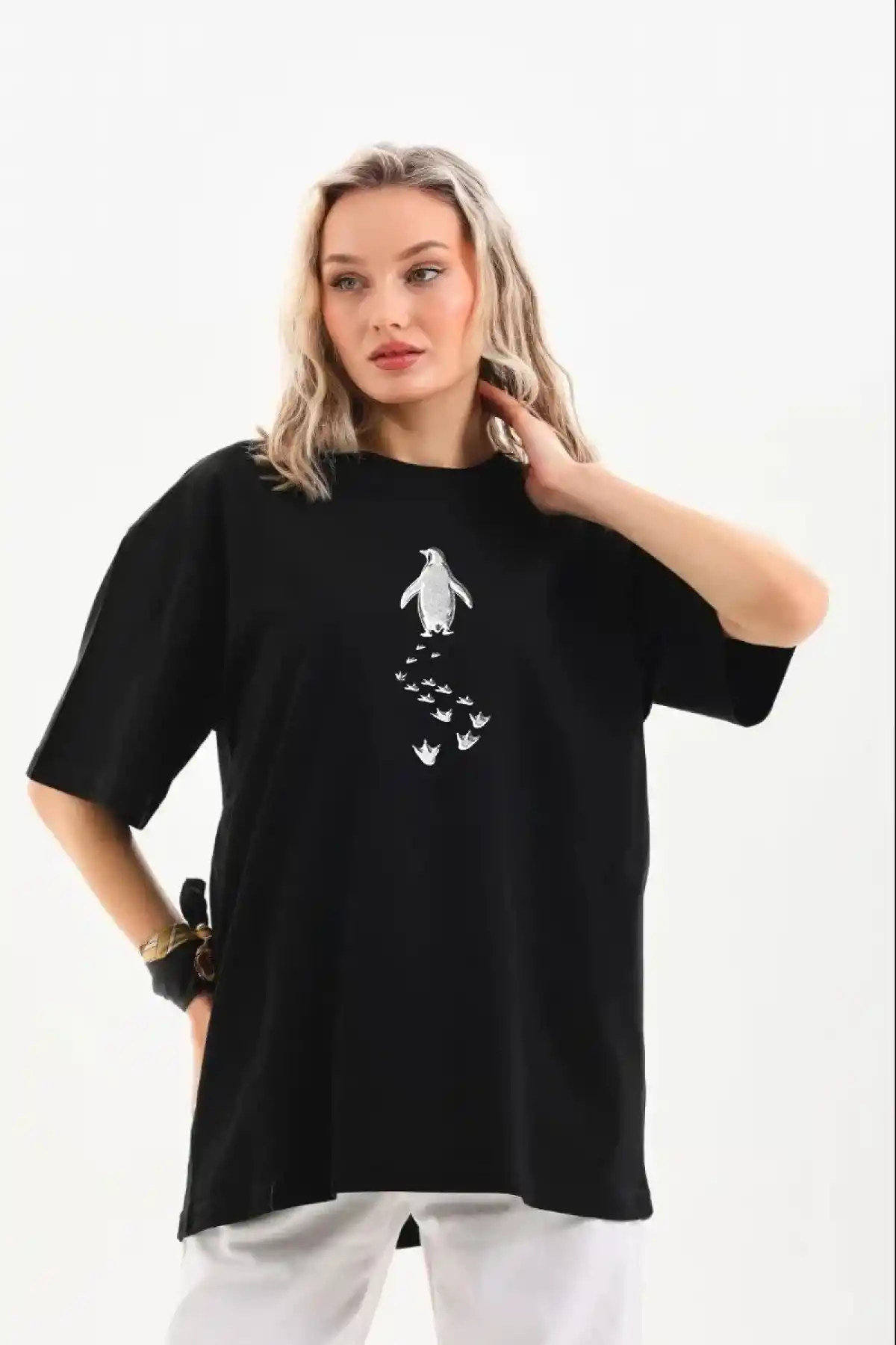 Kadın Nihilist Penguen Temalı Oversize Bisiklet Yaka Tişört - Siyah