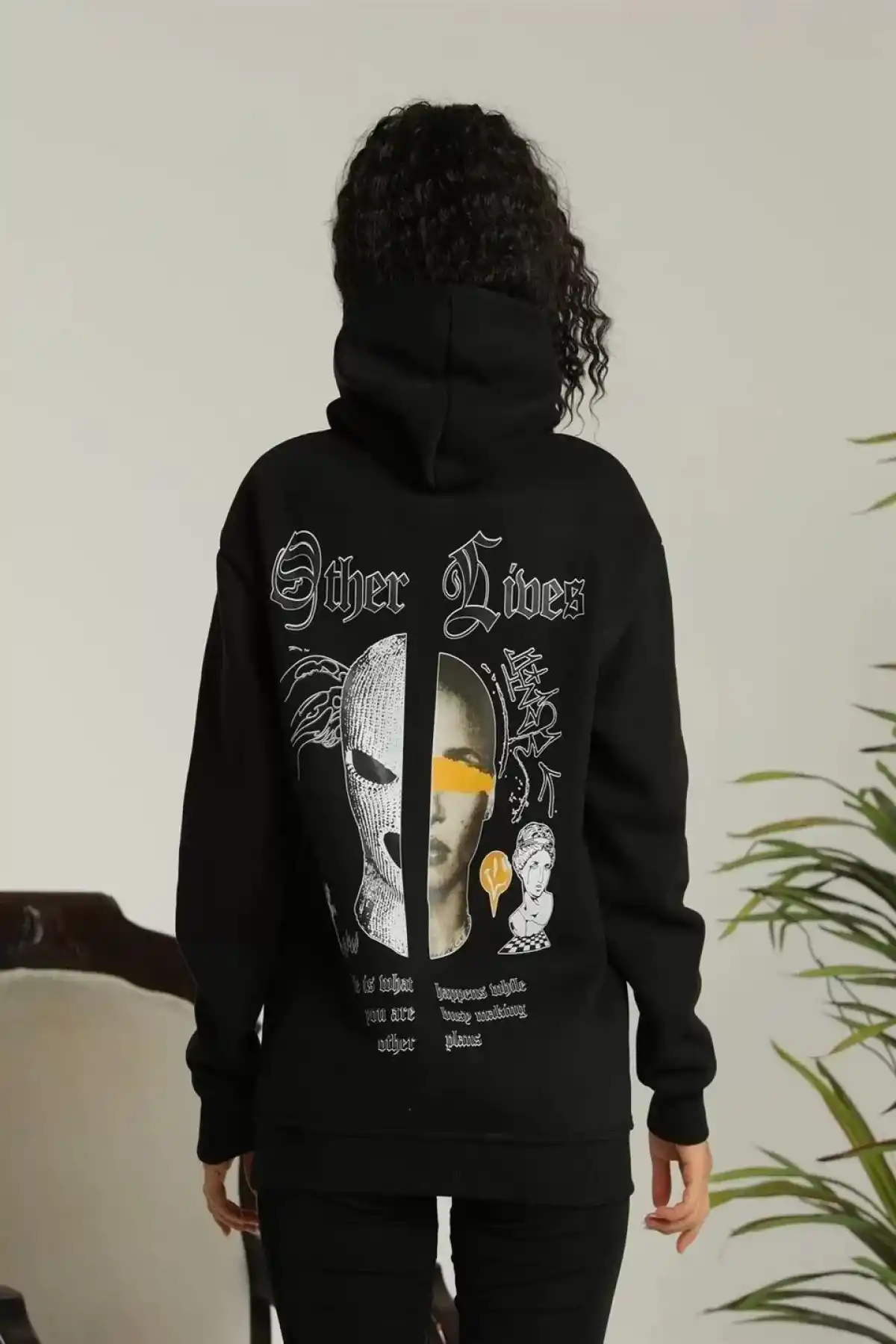Kadın Kapşonlu Sweatshirt – Oversize Üç İplik Şardonlu Hoodie, “Other Lives” Ön & Arka Baskılı, Kanguru Cepli, Kışlık Rahat Günlük Stil - Siyah