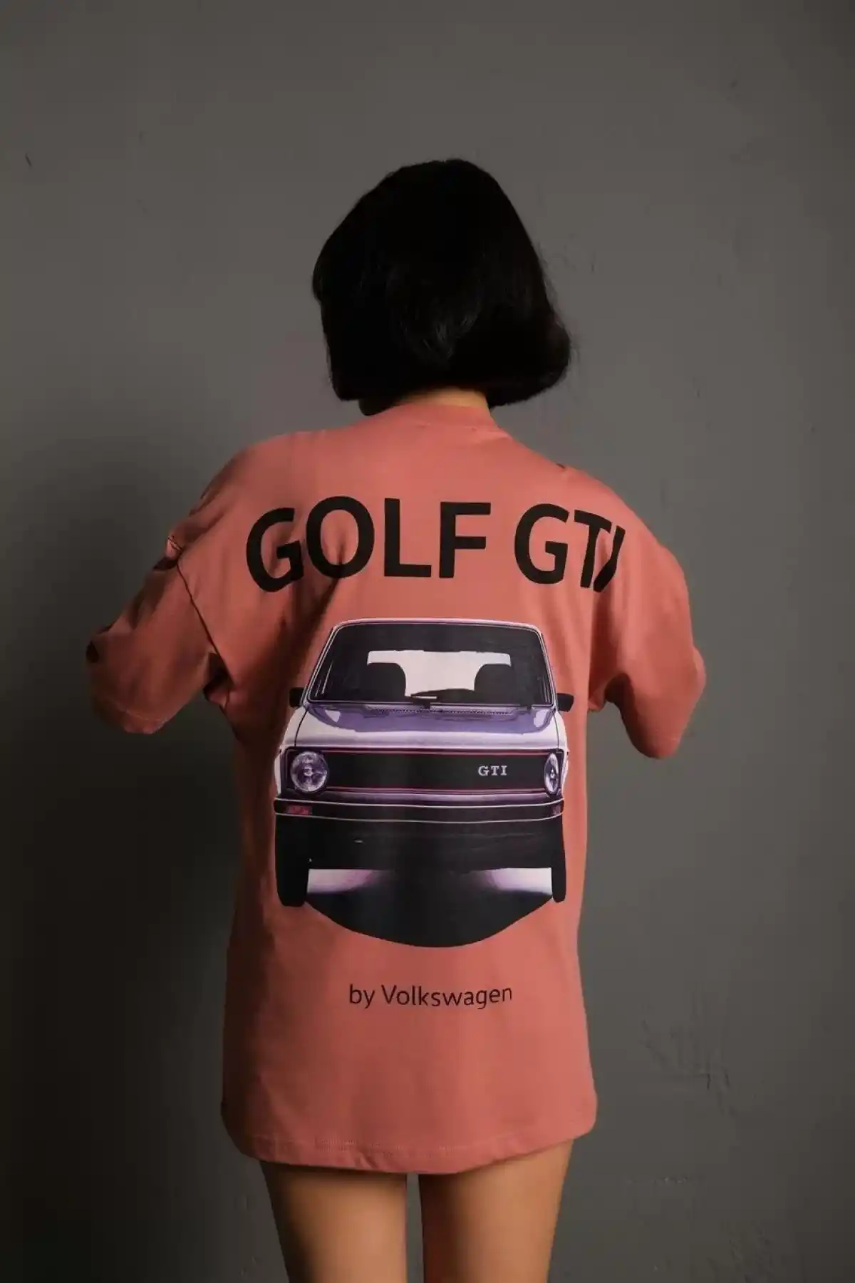 Kadın Oversize Baskılı Tişört – Golf GTI Retro Araba Desenli, Ön & Arka Dijital Baskı, Sokak Modası Stil- Gül Kurusu