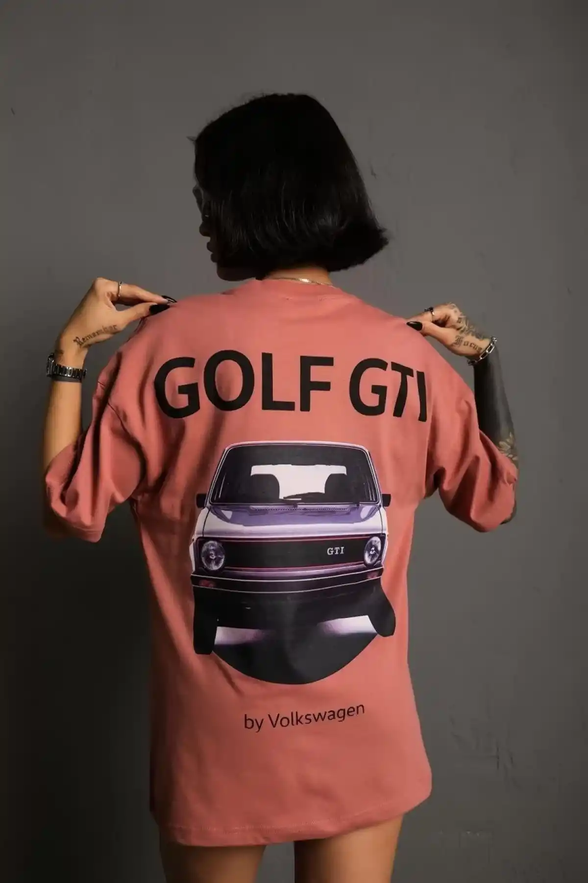 Kadın Oversize Baskılı Tişört – Golf GTI Retro Araba Desenli, Ön & Arka Dijital Baskı, Sokak Modası Stil- Gül Kurusu