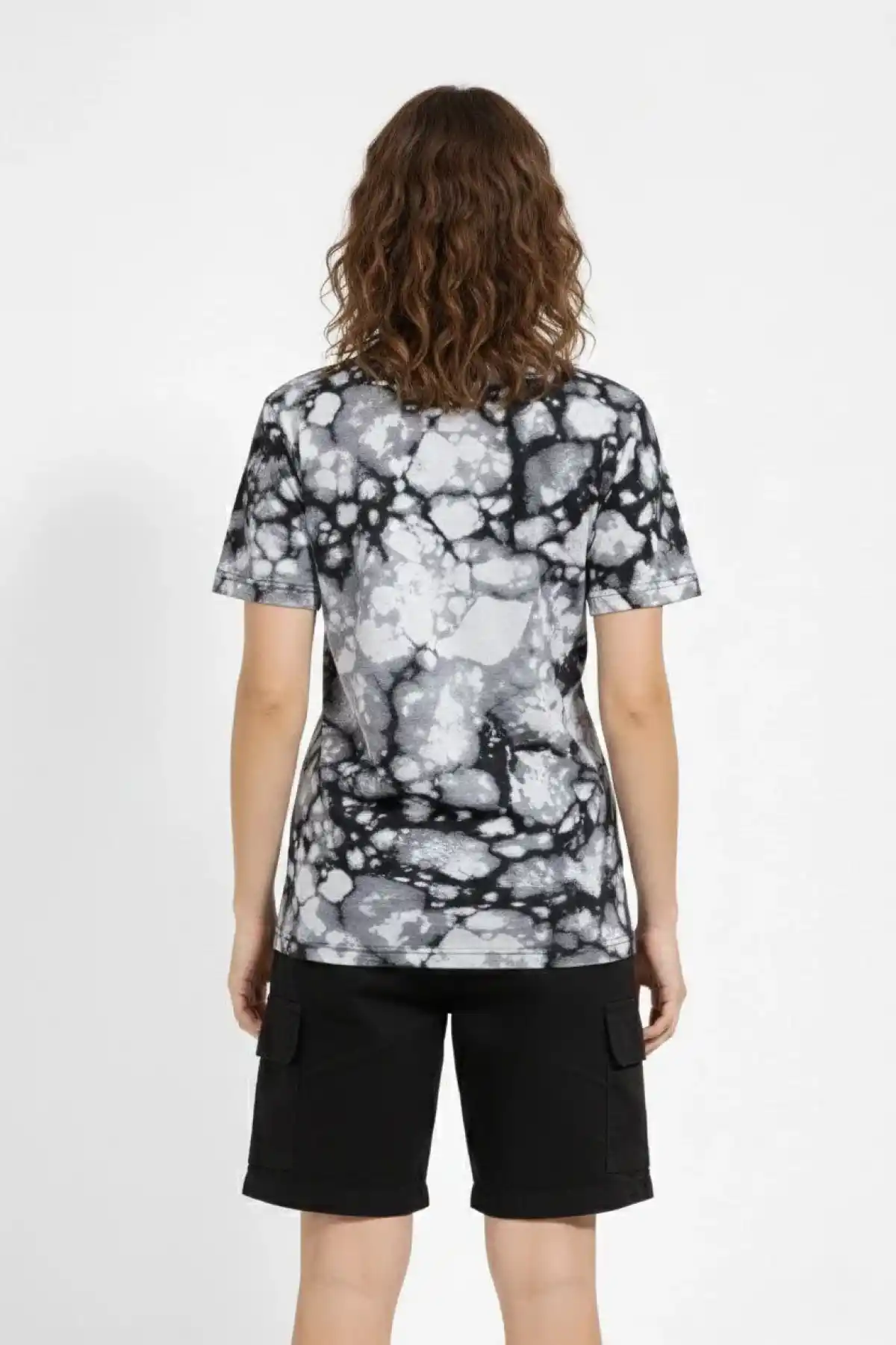 Kadın Siyah Gri Taş Desenli Tişört – Regular kalıp, Bisiklet Yaka, Dijital Baskılı Modern Tasarım T-Shirt - Siyah