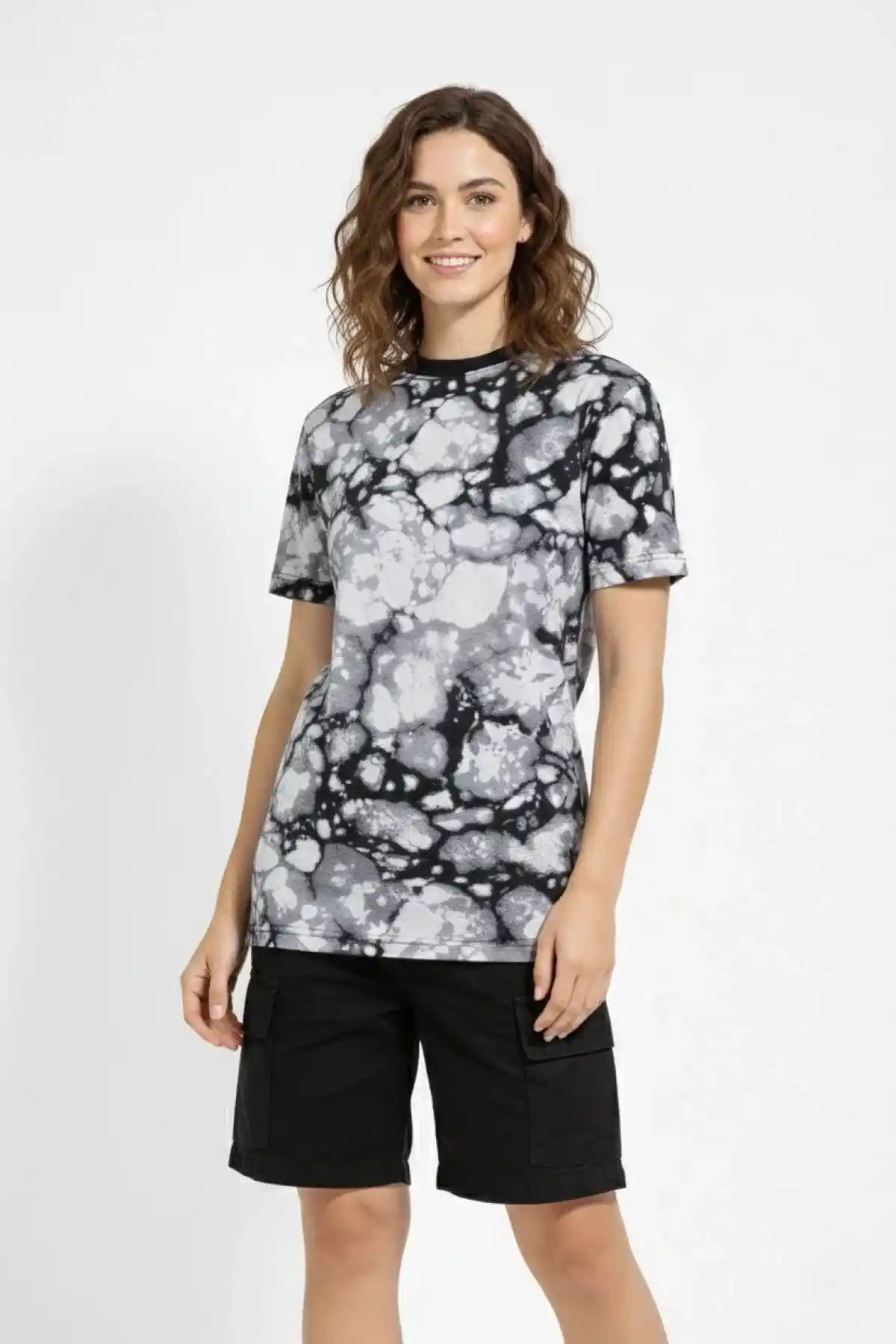 Kadın Siyah Gri Taş Desenli Tişört – Regular kalıp, Bisiklet Yaka, Dijital Baskılı Modern Tasarım T-Shirt - Siyah