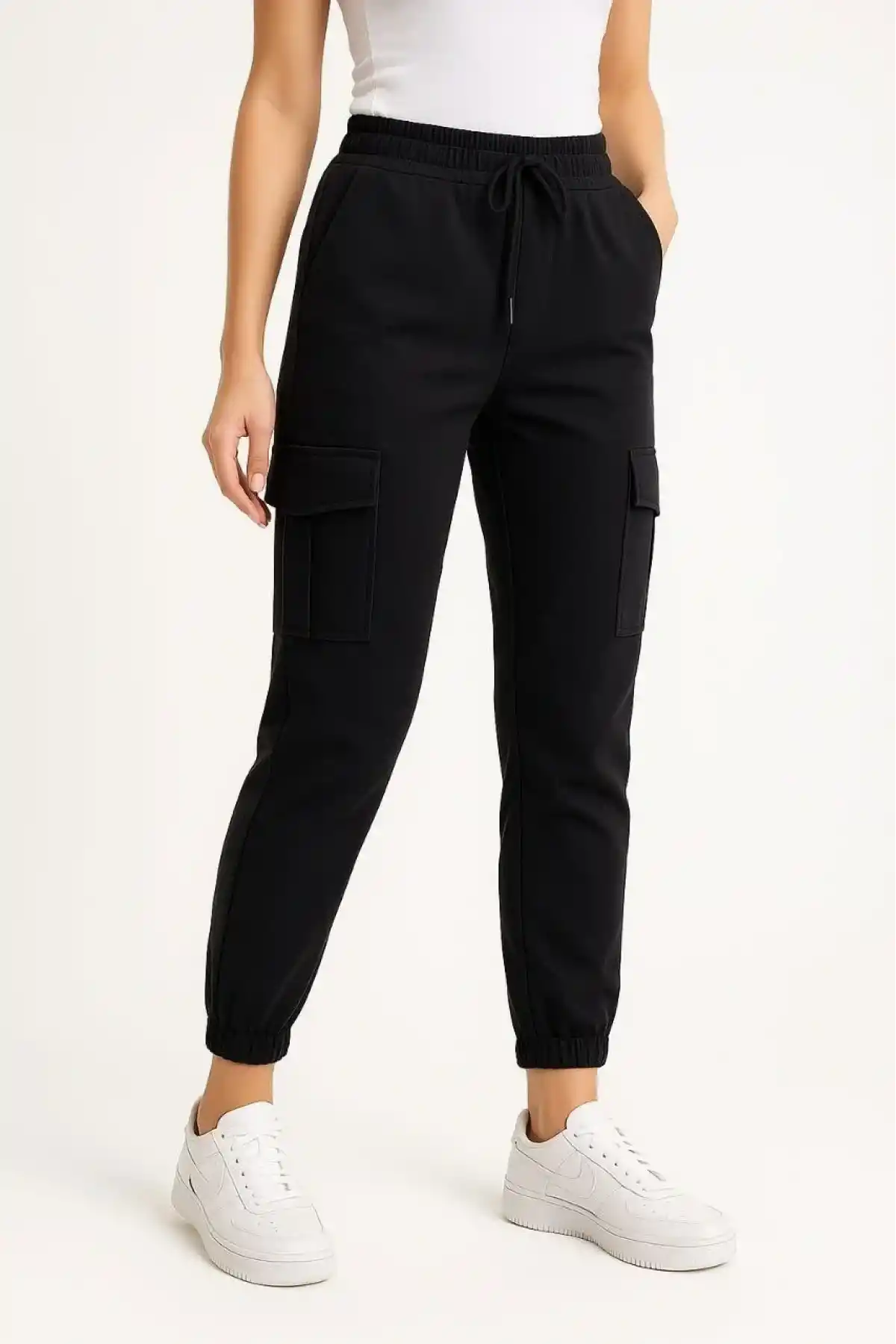 Kadın Siyah Jogger Eşofman Altı Rahat Kalıp, Kargo Cepli, Lastikli Paça, Günlük Spor Pantolon - Siyah