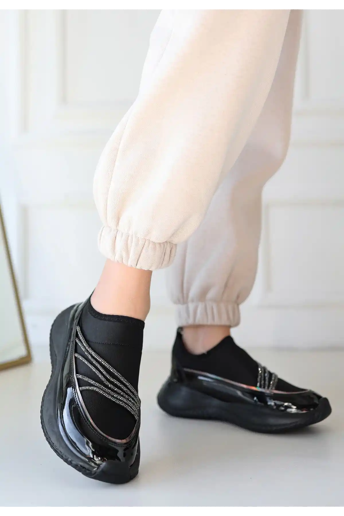 Keita Siyah Rugan Streç Detaylı Siyah Tabanlı Spor Ayakkabı - GC