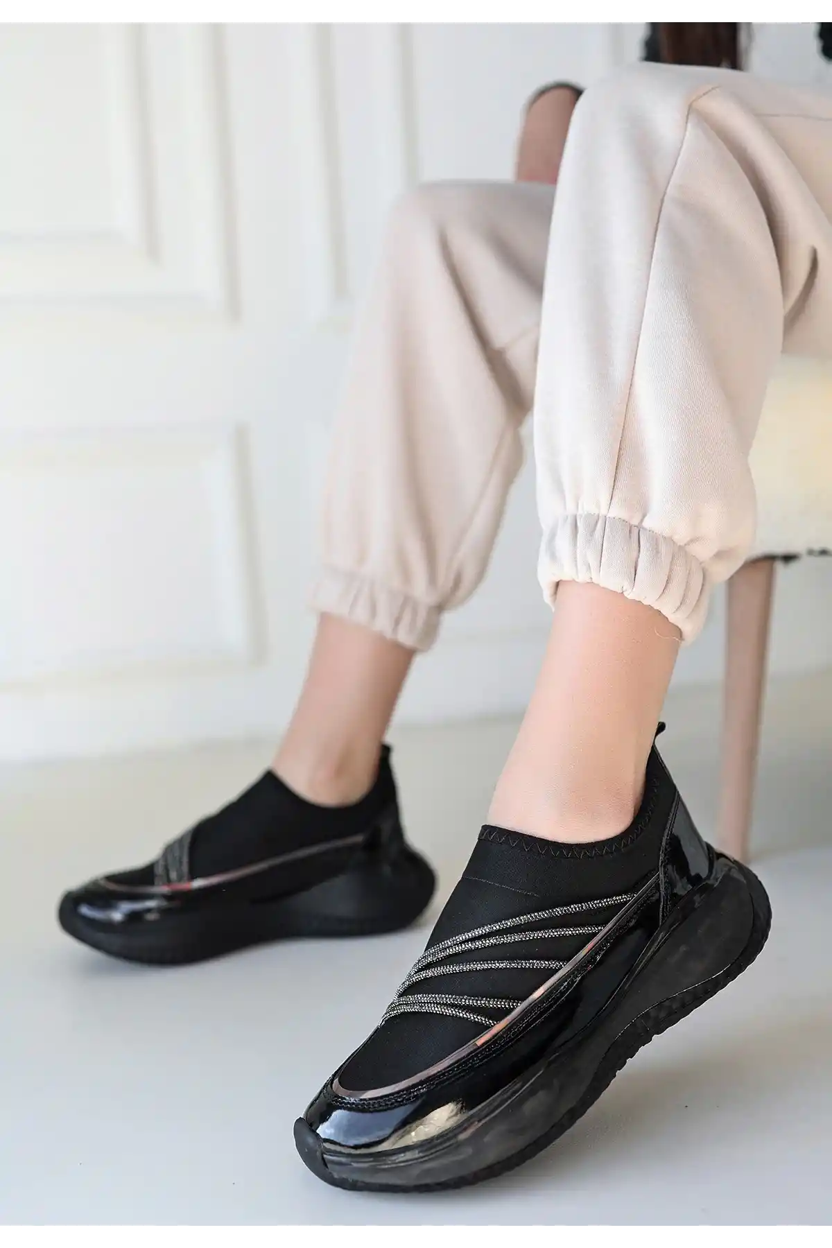 Keita Siyah Rugan Streç Detaylı Siyah Tabanlı Spor Ayakkabı - GC