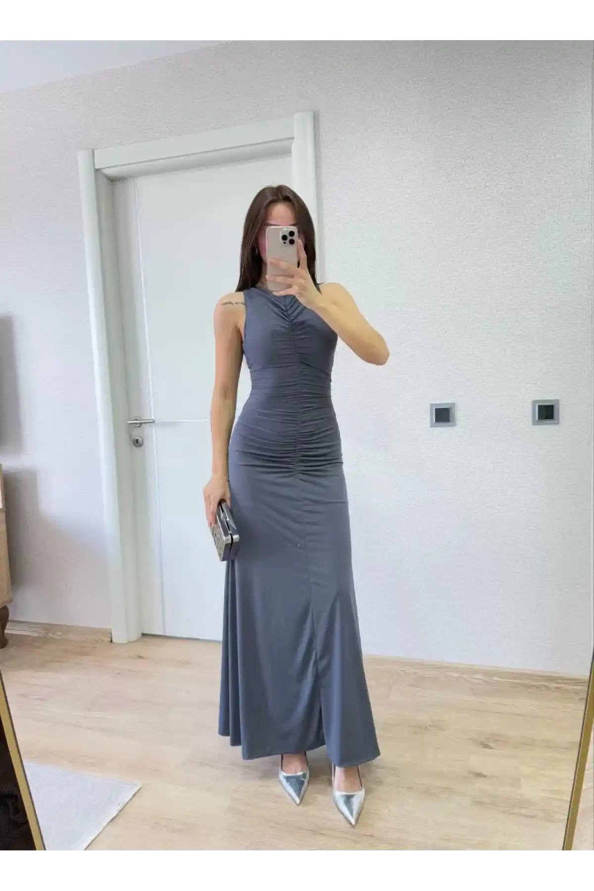 Bürümcük Kumaşlı İçi Astarlı Üzgülü Kolsuz Büzgülü Uzun Elbise - Füme