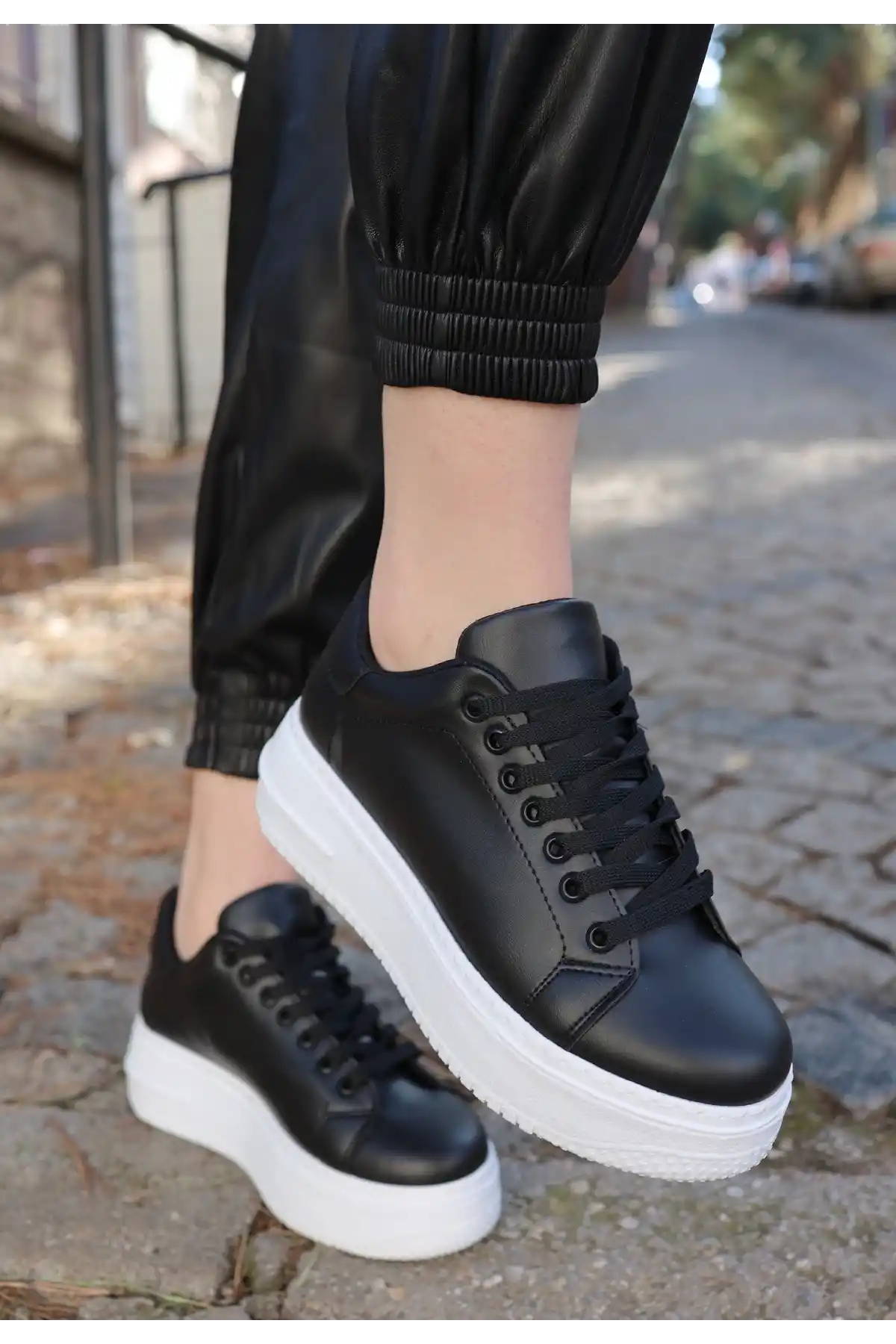 Leran Siyah Cilt Beyaz Tabanlı Bağcıklı Spor Ayakkabı - GC