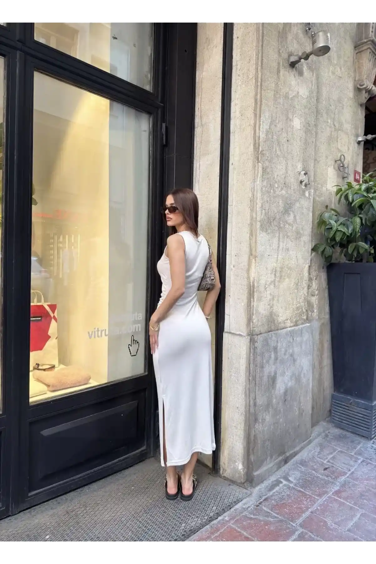 Osy Modal Yumuşak Dokulu Kumaş Bisiklet Yaka Sıfır Kolsuz Yırtmaçlı Uzun Elbise - Beyaz