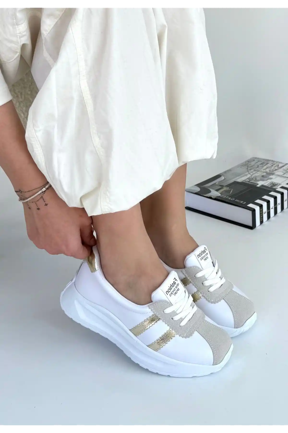Shat Beyaz Cilt Gold Şeritli Spor Ayakkabı - GC