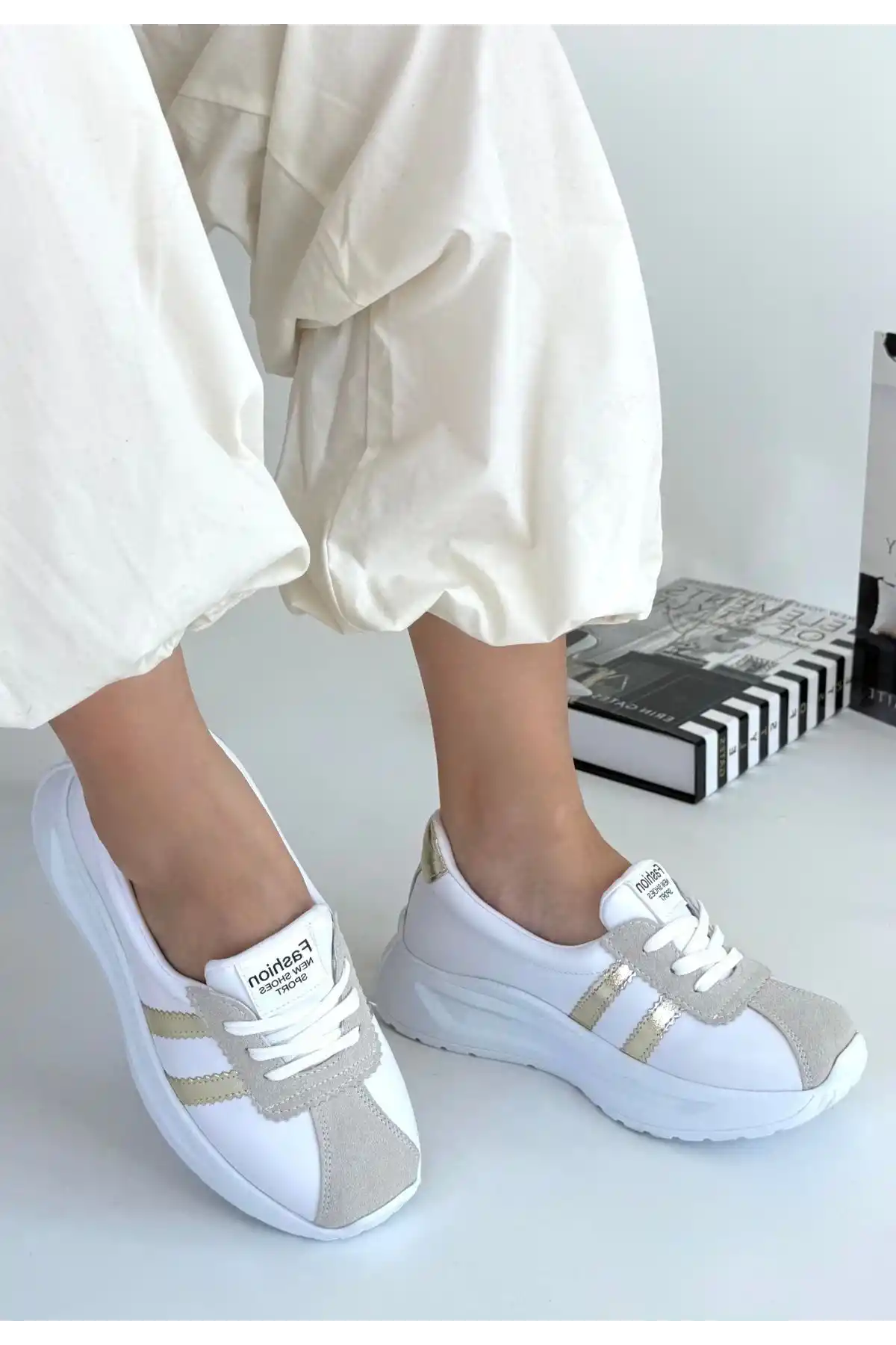 Shat Beyaz Cilt Gold Şeritli Spor Ayakkabı - GC