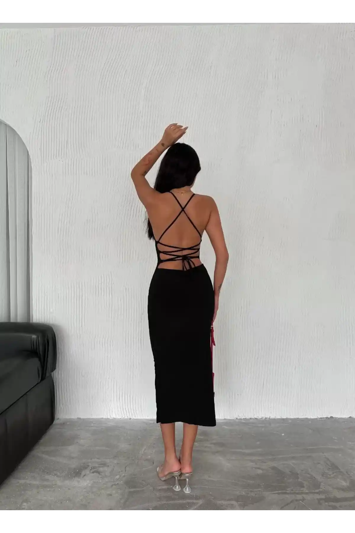 Sırt Bağlamalı Derin Yirtmaç Askılı Elbise - Siyah