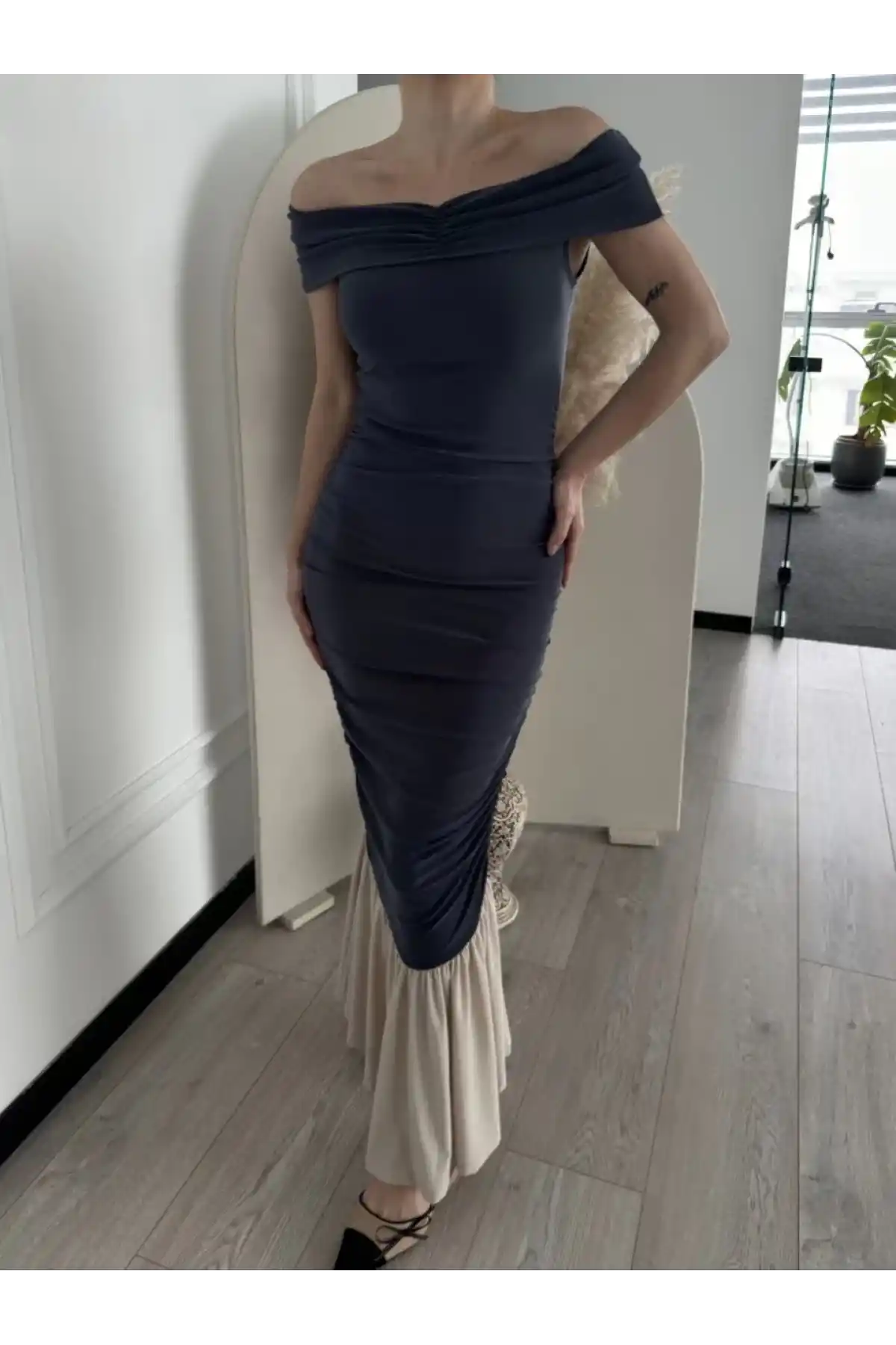 Striptiz Omuzlu Uzun Elbise- Füme