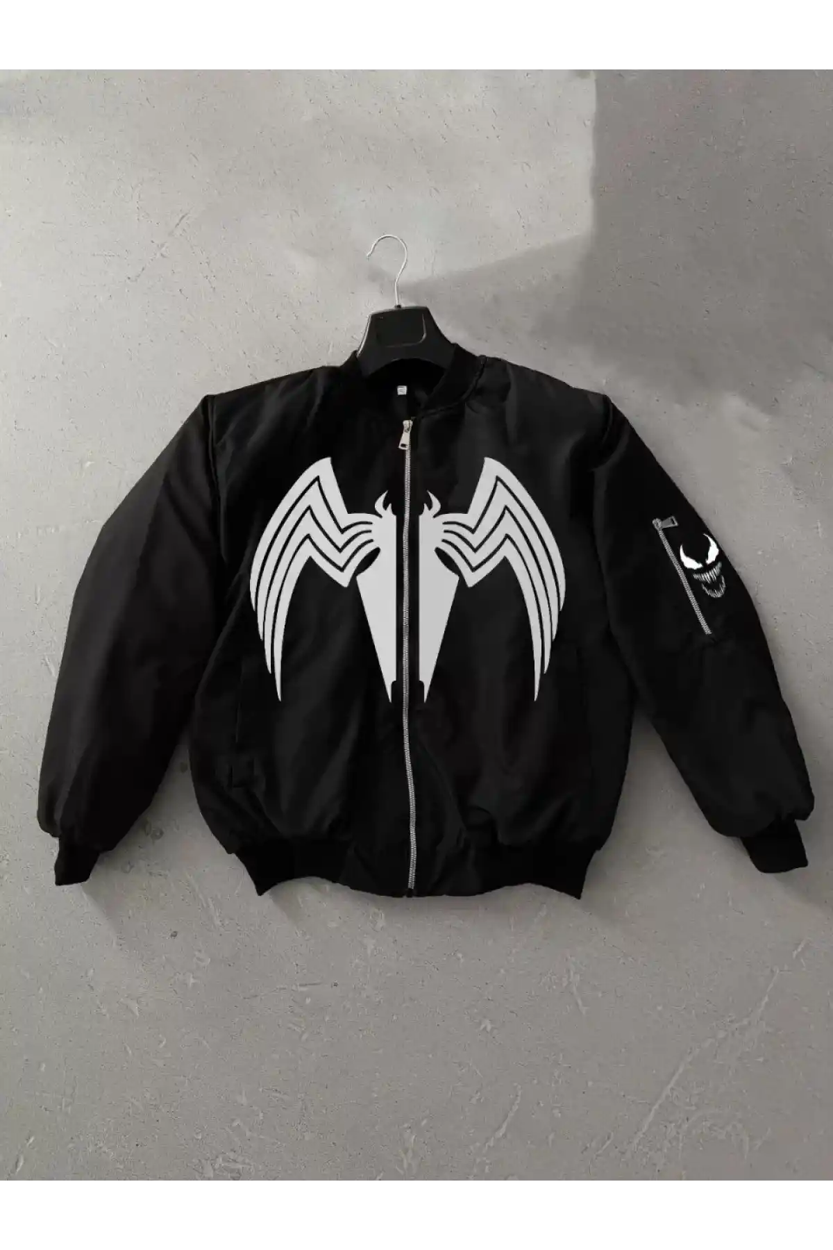 Unisex Siyah Bomber Mont – Venom Beyaz Örümcek Logolu, Fermuarlı Cepli, Kapitone Astarlı Günlük Mont - Siyah