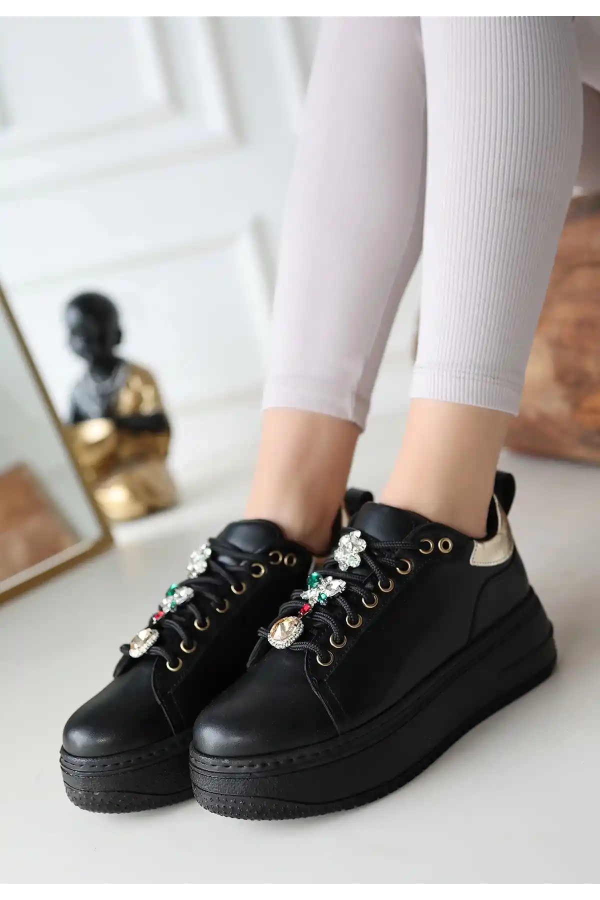 Tenya Siyah Cilt Taşlı Bağcıklı Spor Ayakkabı - GC