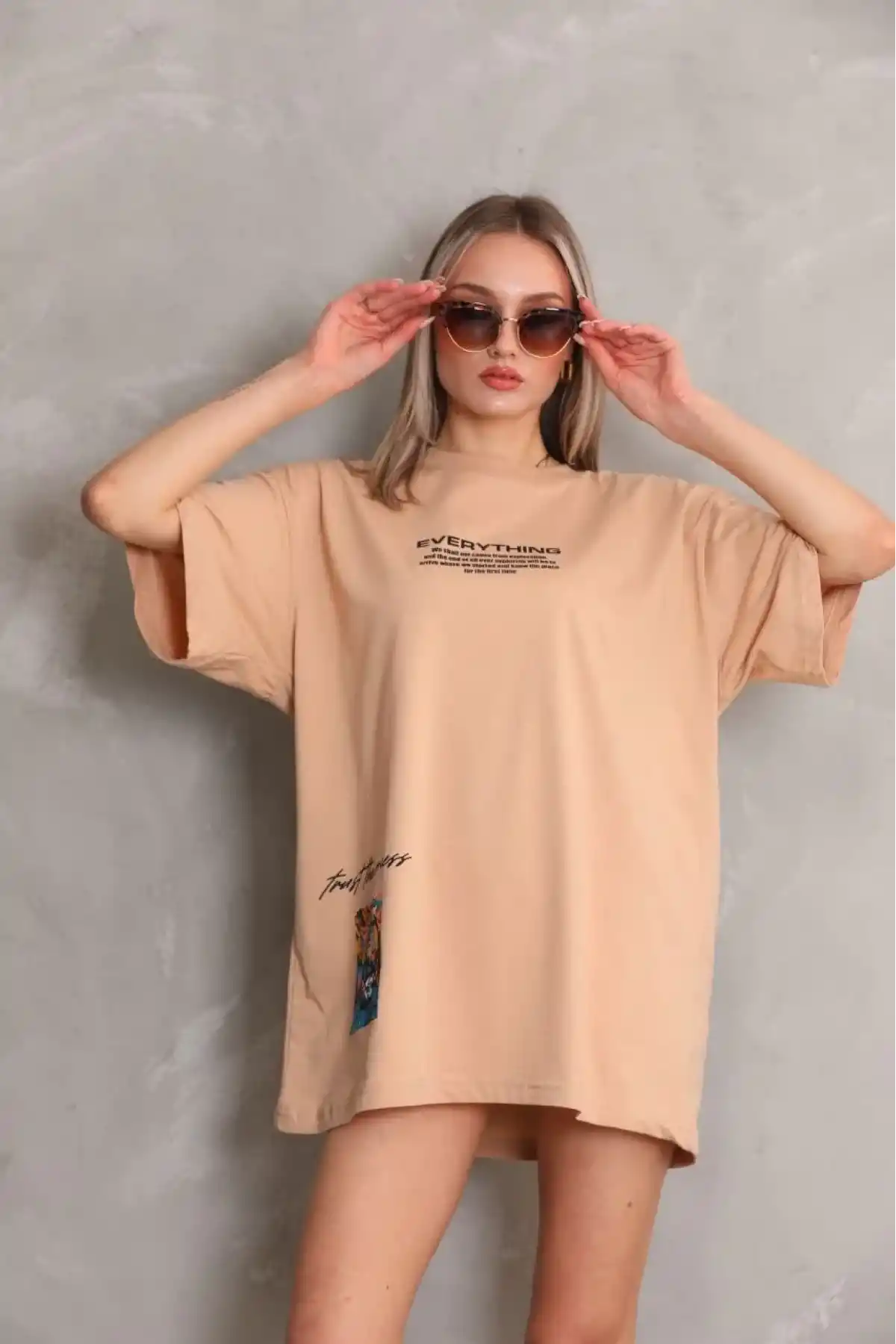 kadın Bisiklet Yaka Baskılı Oversize T-Shirt - Bej