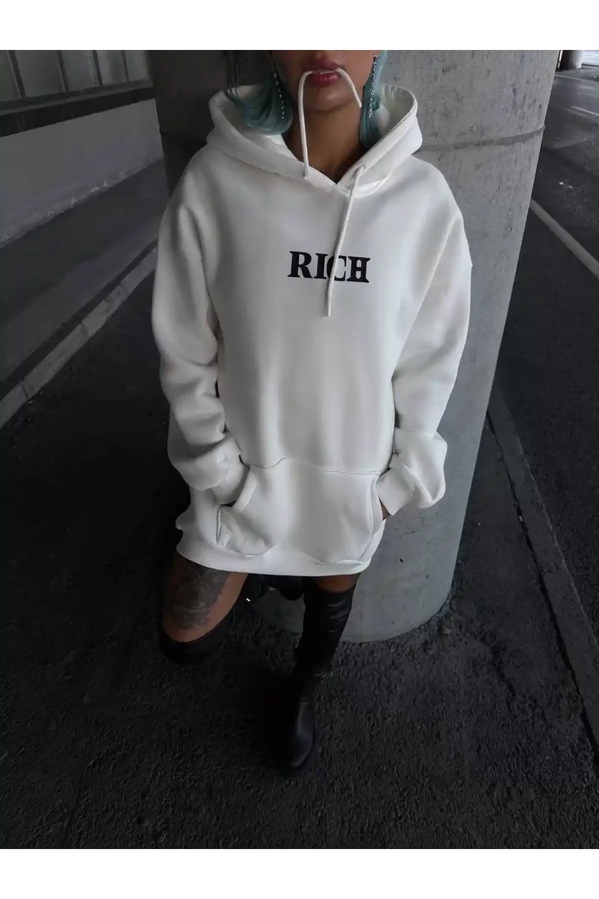 Uzun Kol Kapüşonlu Göğüs Baskılı SweatShirt - Beyaz