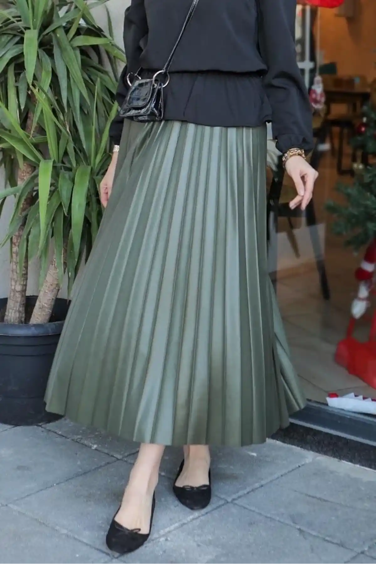 Zarif Ve Modern Pileli Parlak Krep Gizli Lastikli Haki Etek ( GC )