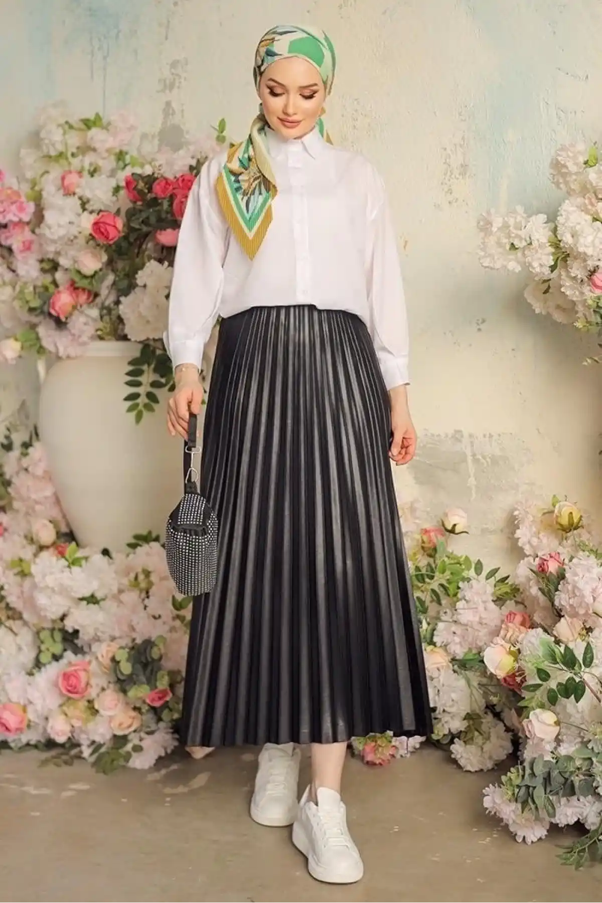 Zarif Ve Modern Pileli Parlak Krep Gizli Lastikli Siyah Etek ( GC )