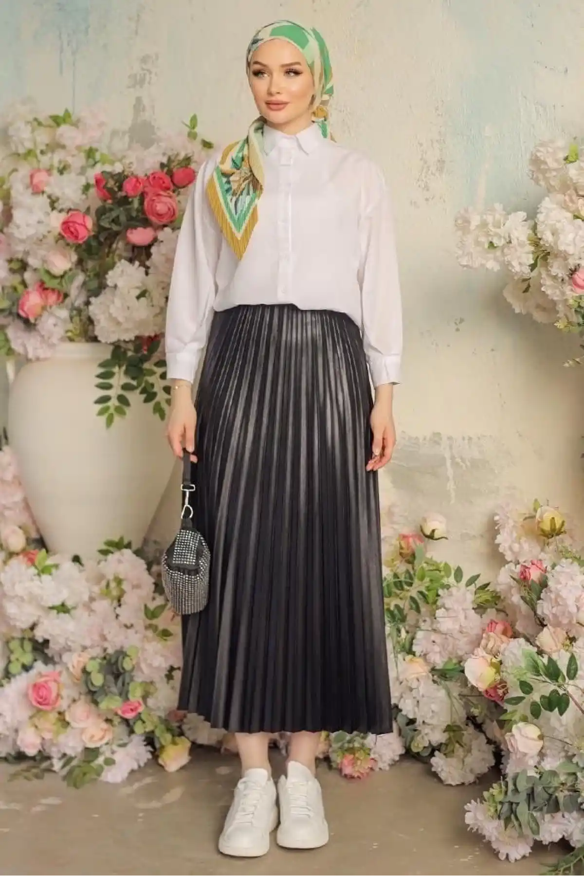 Zarif Ve Modern Pileli Parlak Krep Gizli Lastikli Siyah Etek ( GC )