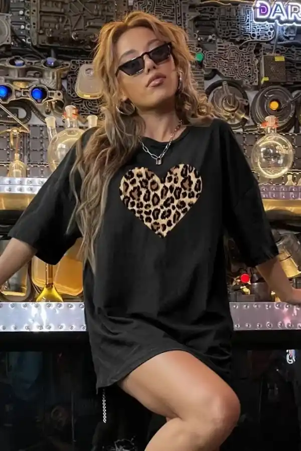Kadın Leopar Kalp Baskılı Tişört Kısa Kol Bisiklet Yaka Oversize T-shirt - Siyah