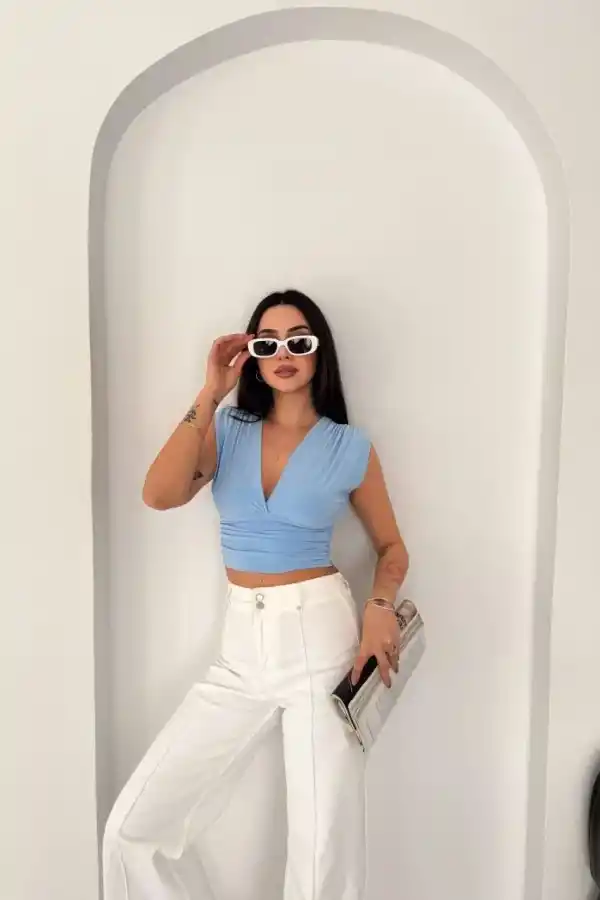 Kadın Vatkalı Kolsuz V Yaka Drapeli Crop Bluz Likralı Fit - Bebek Mavisi