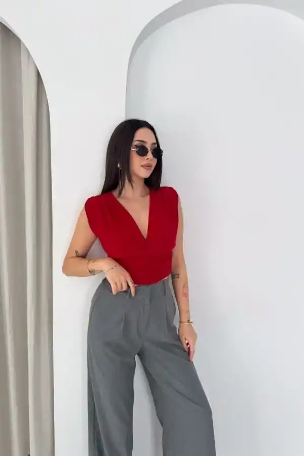 Kadın Vatkalı Kolsuz V Yaka Drapeli Crop Bluz Likralı Fit - Kırmızı