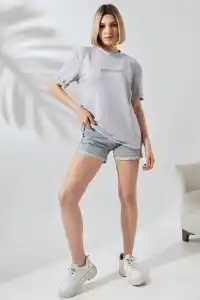 Kadın Bisiklet Yaka Baskılı Slim Fit T-Shirt - Boyalı Gri