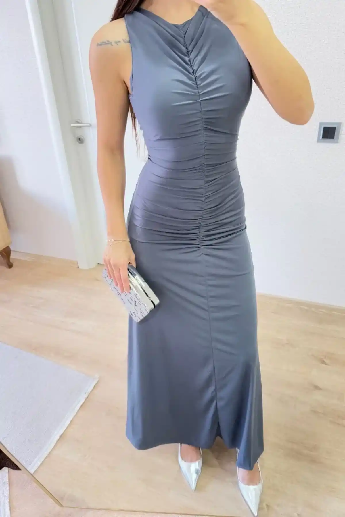 Bürümcük Kumaşlı İçi Astarlı Üzgülü Kolsuz Büzgülü Uzun Elbise - Füme