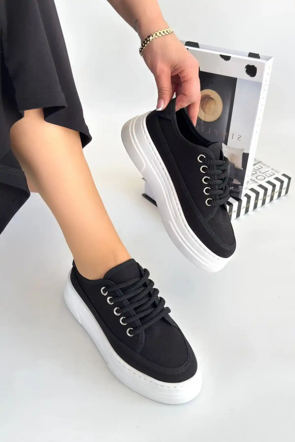 Carin Siyah Keten Bağcıklı Spor Ayakkabı - GC